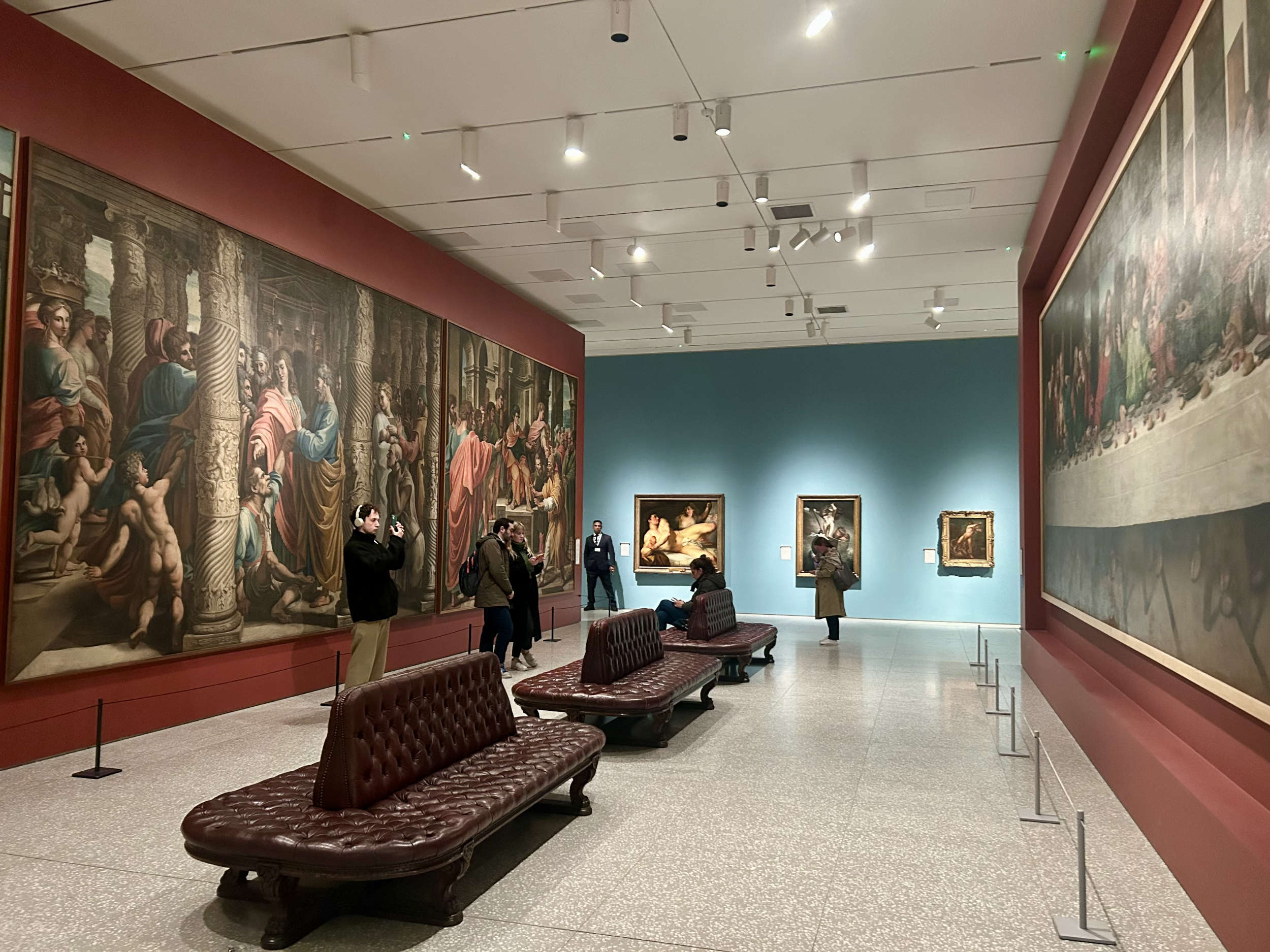 Expositions dans la galerie des collections de Burlington House. Photo : Jacopo Suggi