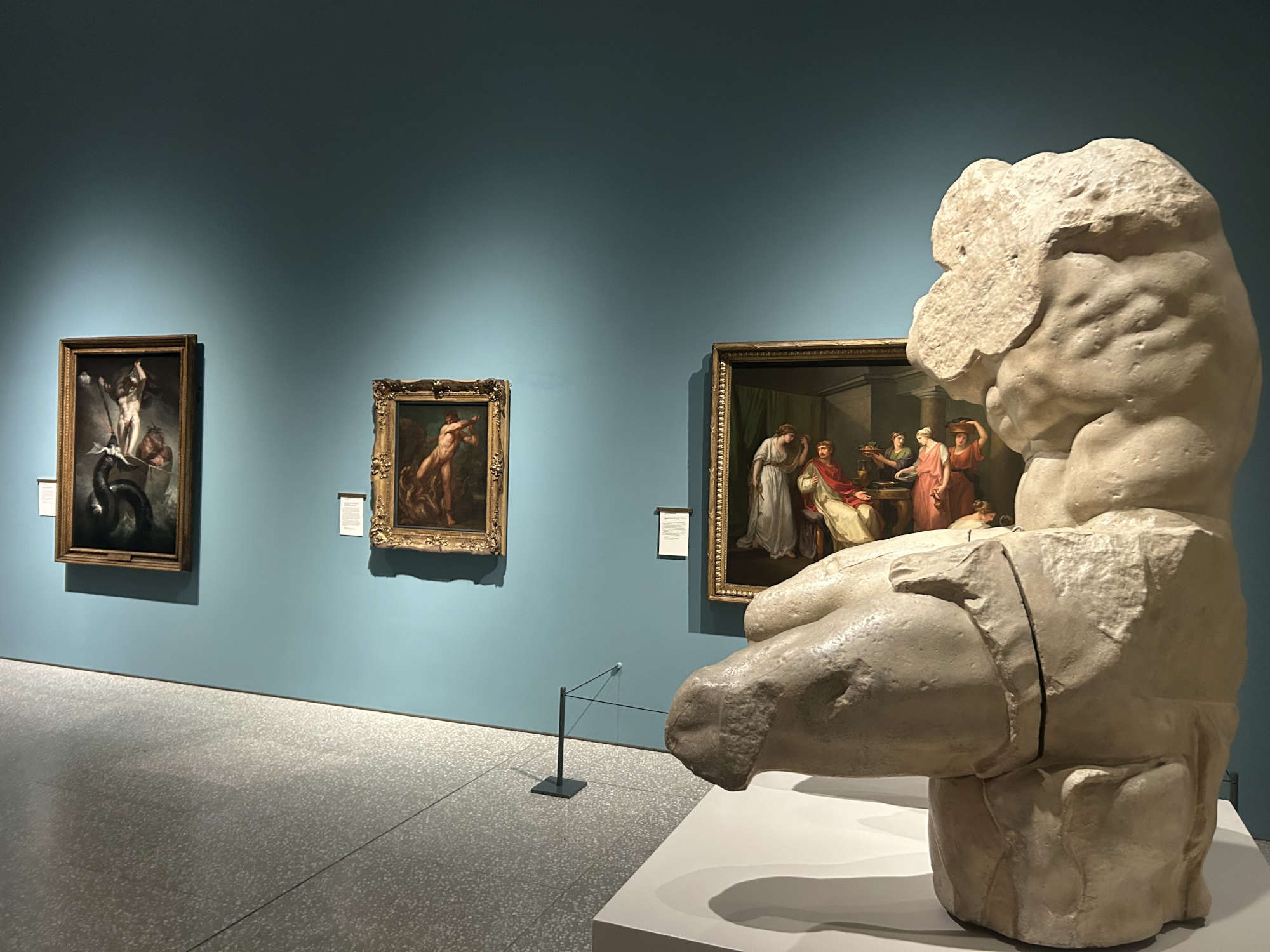 Expositions dans la galerie des collections de Burlington House. Photo : Jacopo Suggi