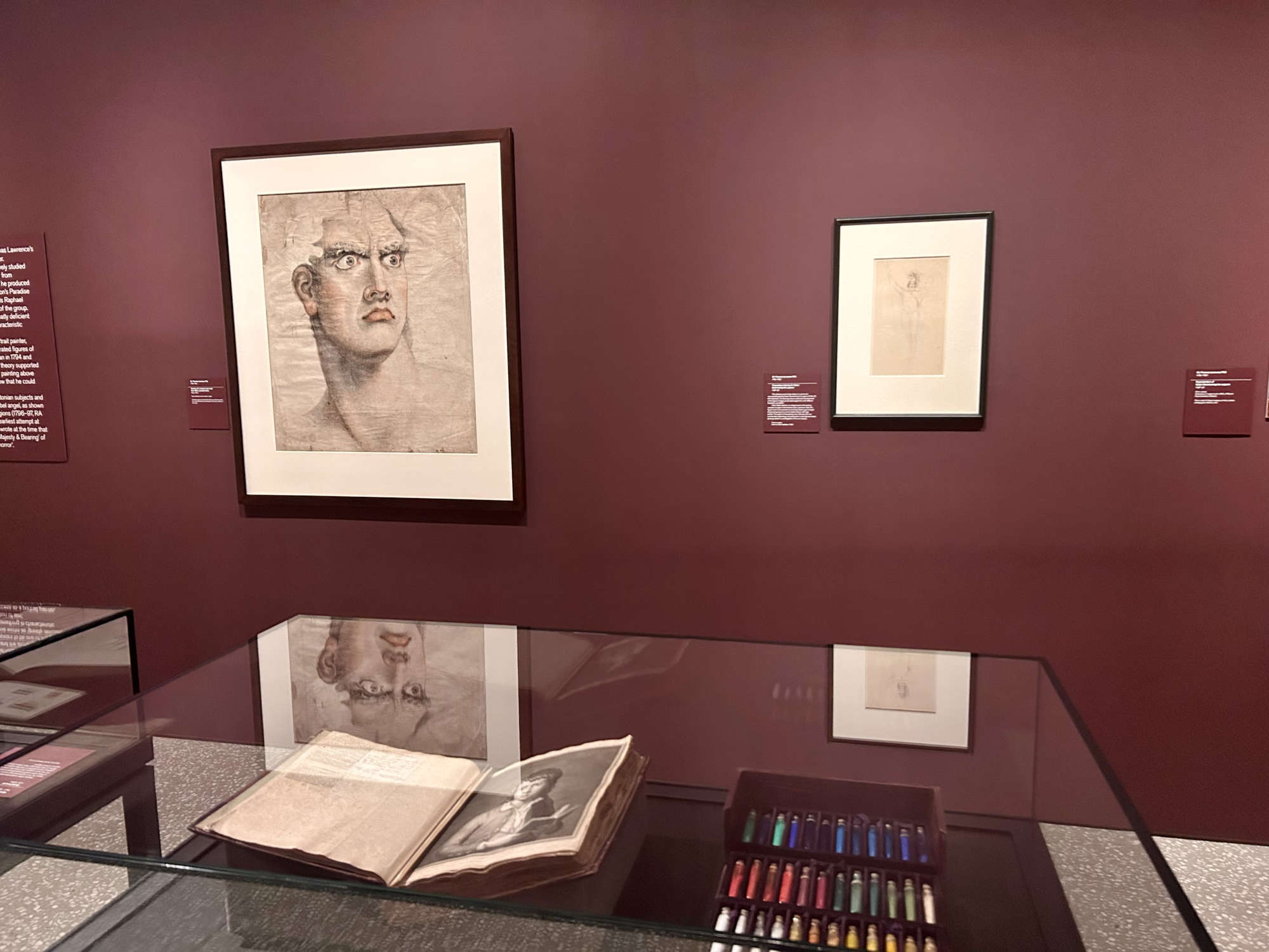 Expositions dans la galerie des collections de Burlington House. Photo : Jacopo Suggi