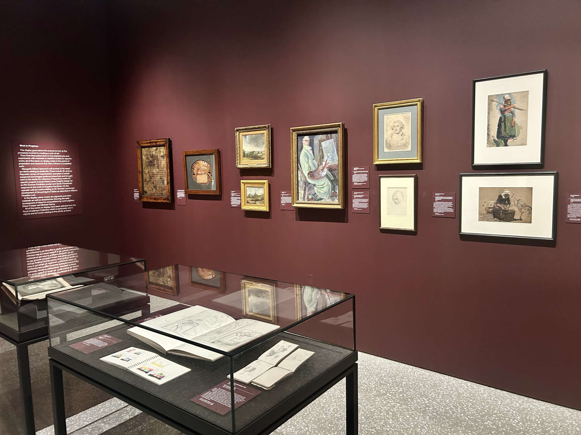 Expositions dans la galerie des collections de Burlington House. Photo : Jacopo Suggi