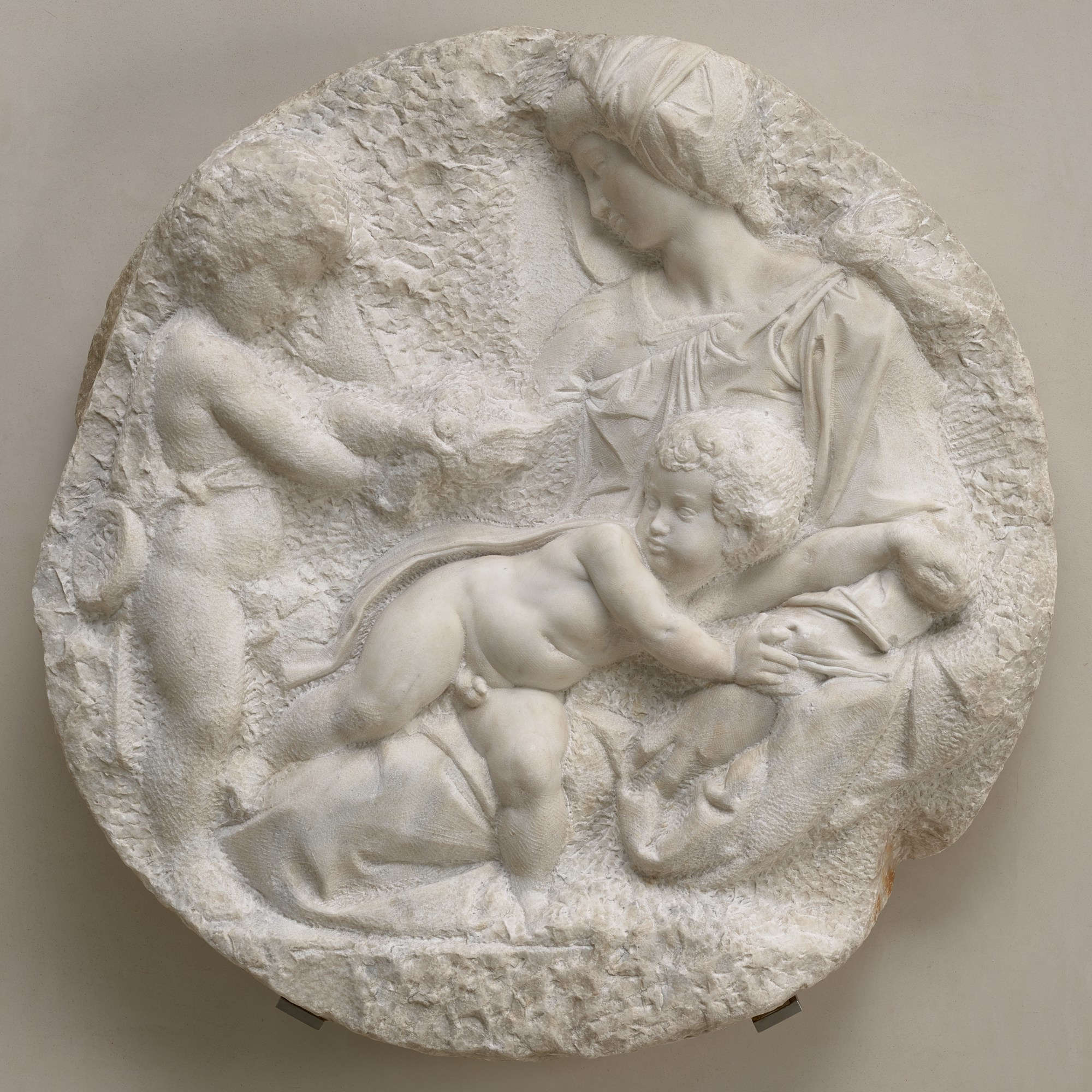 Michelangelo Buonarroti, La Vierge et l'enfant avec saint Jean (Tondo Taddei) (vers 1504-1506 ; marbre, 109 x 109 cm ; Londres, Royal Academy of Arts)
