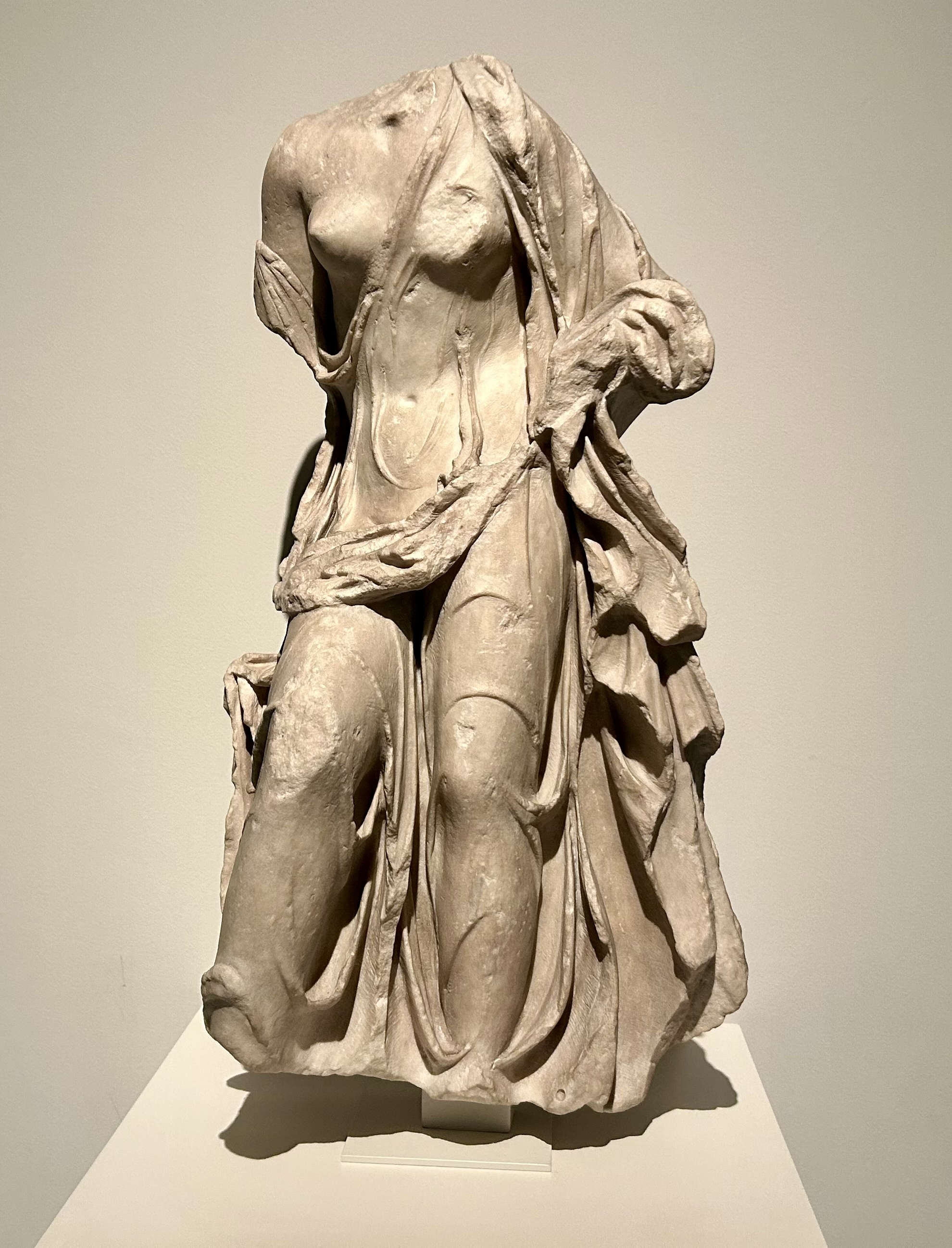 Timothée (attribué à), Figure féminine avec draperie (375-350 av. J.-C. ; marbre ; Londres, Royal Academy of Arts)