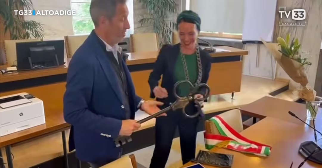 Sugli usi e costumi, tricolori e non, secondo la sindaca di Merano