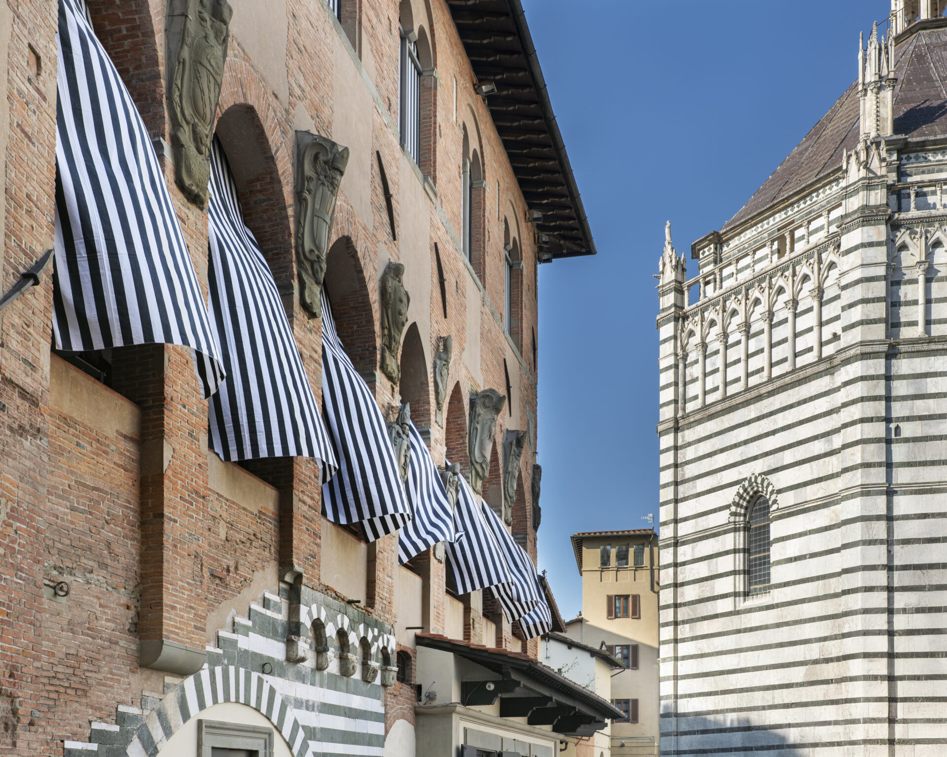 Daniel Buren a Pistoia: un'opportunità di ripensamento del suo intero percorso. Com'è la mostra