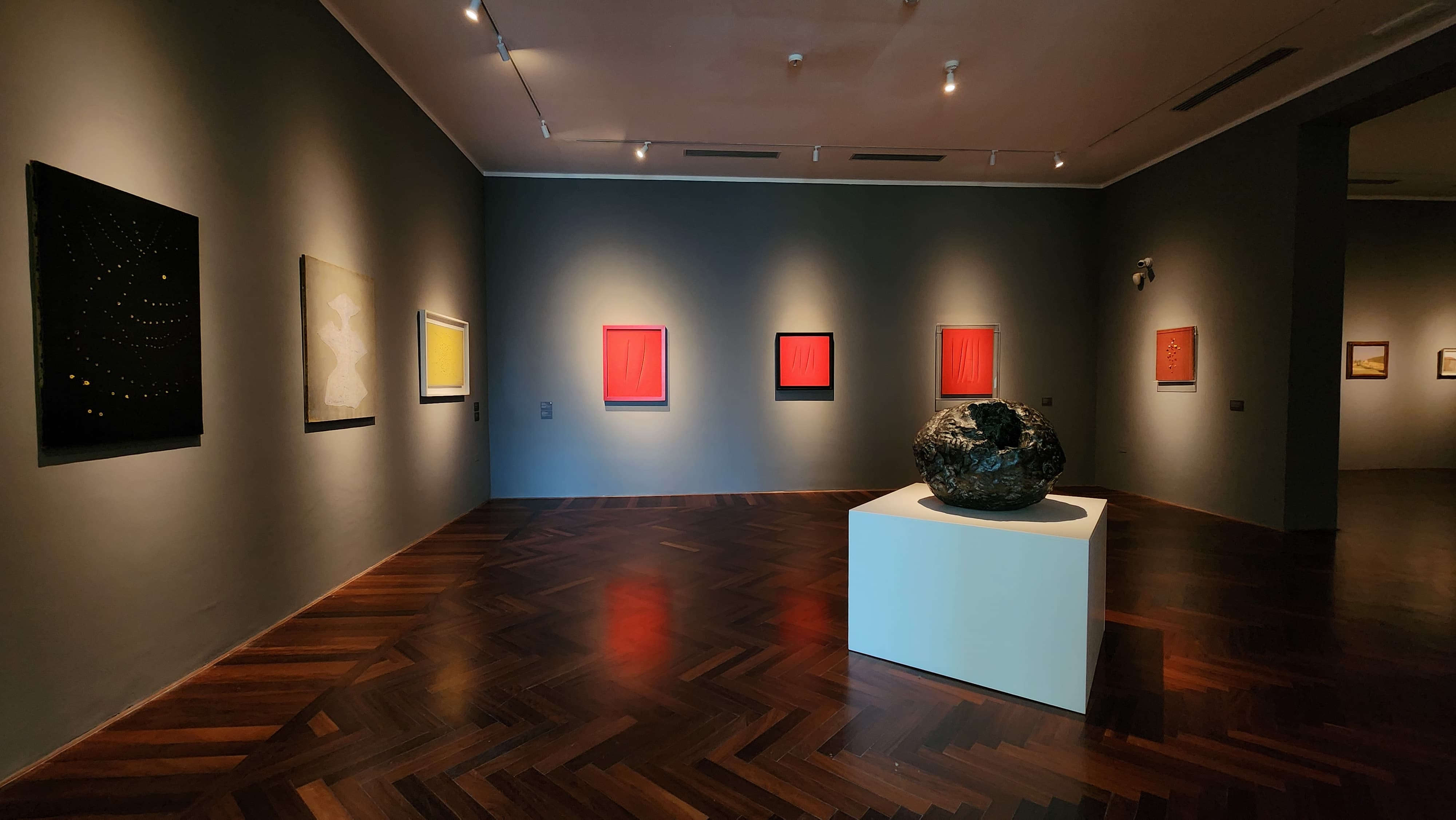 Morandi e Fontana: due visioni opposte per esplorare l'invisibile e l'infinito