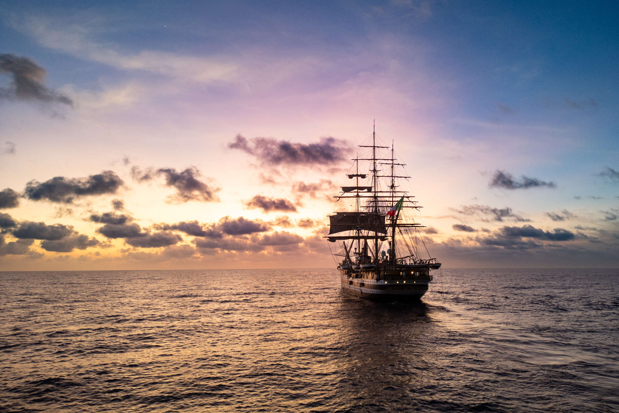 La nave Vespucci ha scelto Jago e Quinn per rappresentare l'arte italiana. Non c'era di meglio?