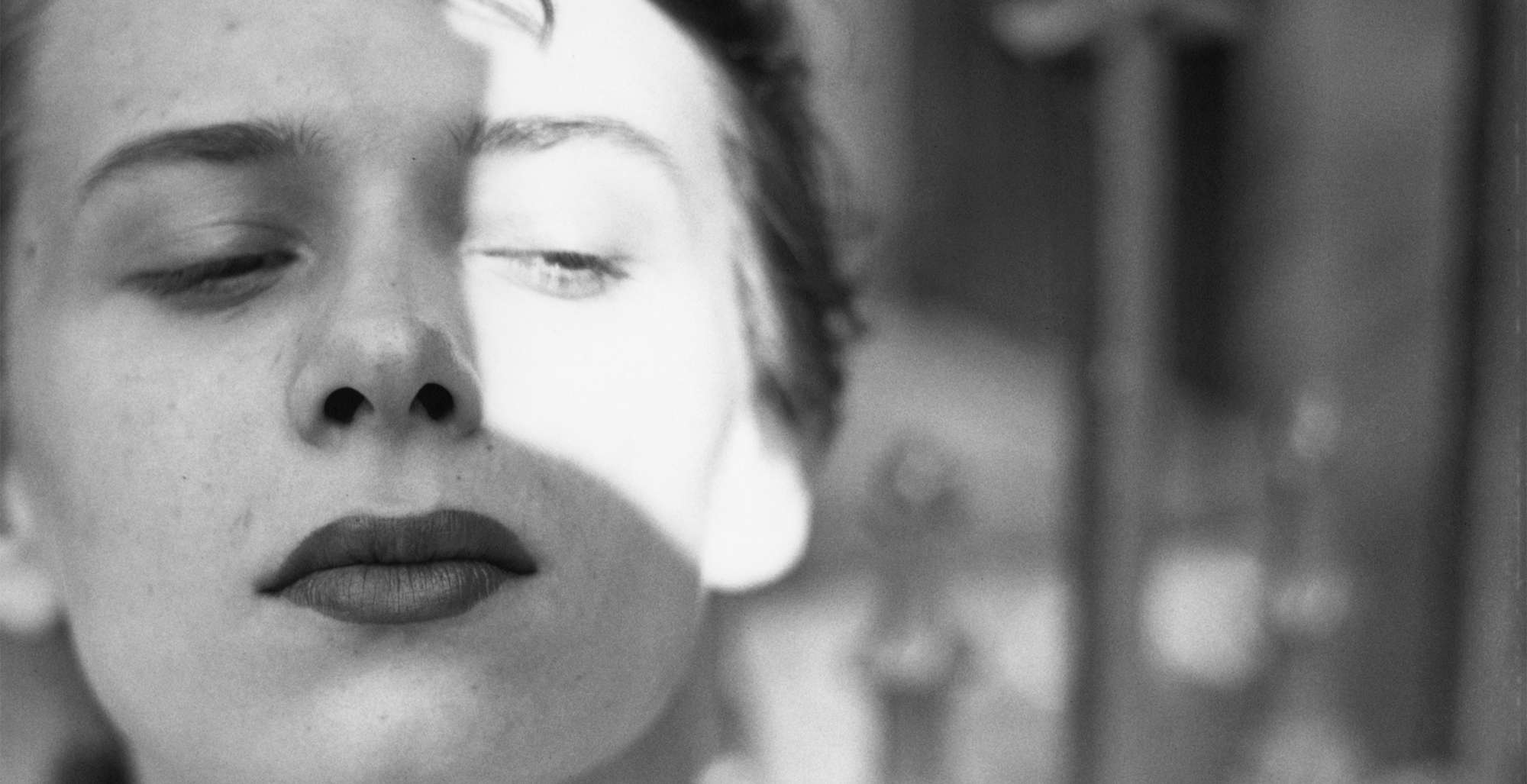 Saul Leiter e l'estetica del quasi: quando l'arte trasforma il tempo in emozione