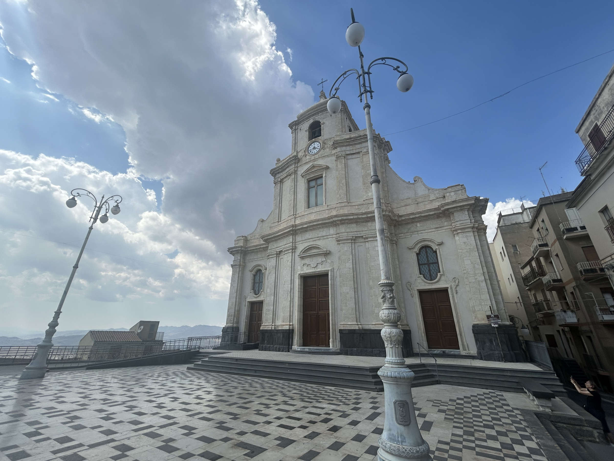 La facciata restaurata della Chiesa Madre