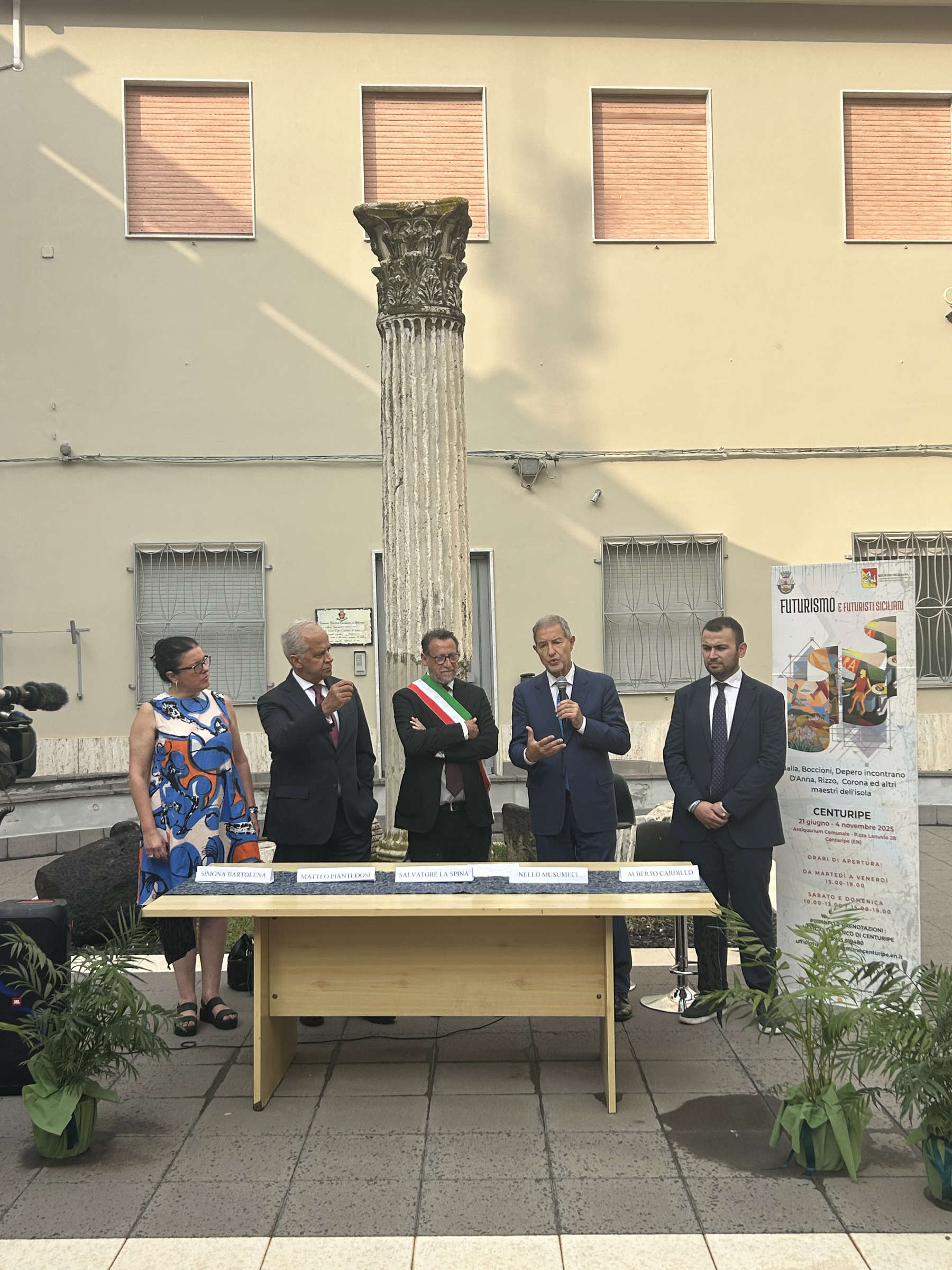 Inaugurazione della mostra Futurismo e futuristi siciliani, con la curatrice Simona Bartolena, il sindaco tra i ministri Piantedosi e Musumeci e Alberto Cardillo, capo di Gabinetto dell&rsquo;assessorato regionale