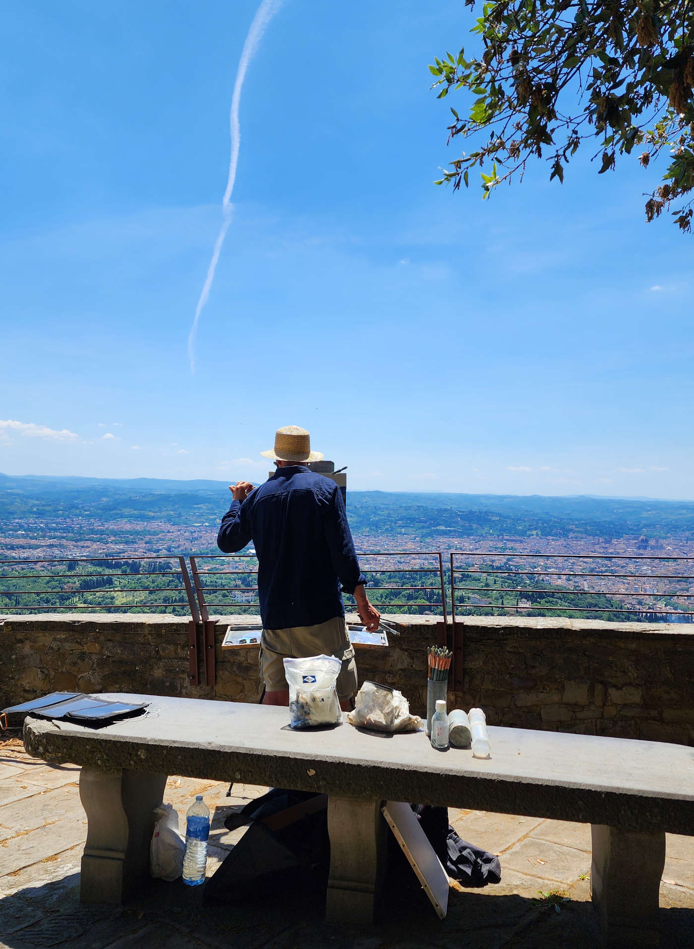 Un peintre peint Florence le long de la pente menant au couvent