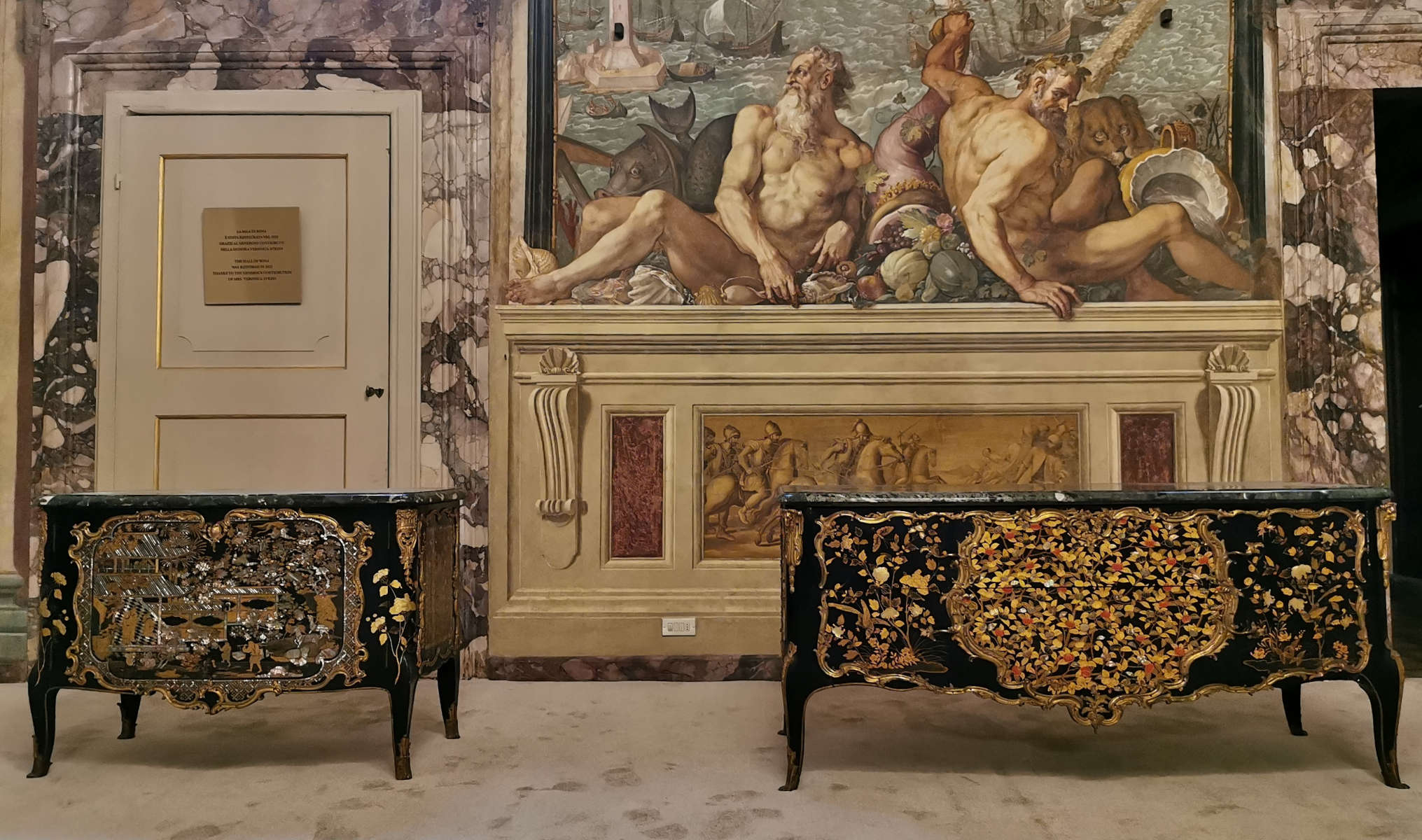 Louis XV chests of drawers with Japanese lacquered panels, from the mid-18th century, kept in the Pitti Palace. Photo: Uffizi Galleries