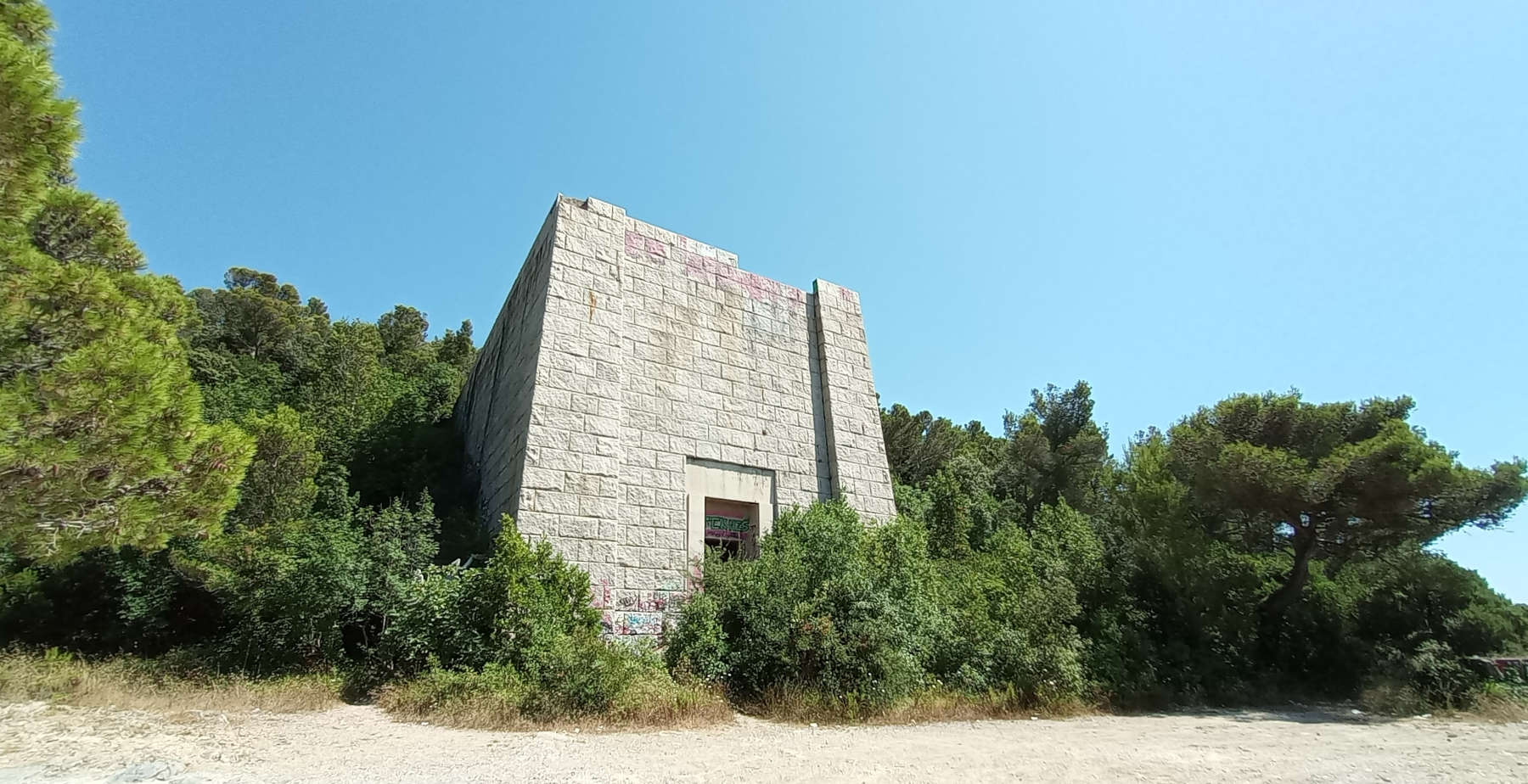 Tra le rovine del fascismo: il mausoleo incompiuto di Costanzo Ciano a Livorno