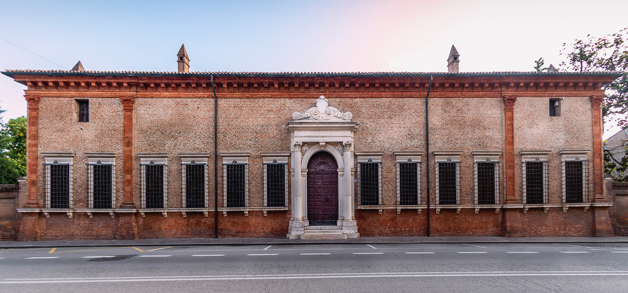 Die harmonische Fassade der Palazzina di Marfisa, die ihr Vater Francesco zwischen 1556 und 1560 für sie errichten ließ. Die außergewöhnliche Musikalität der Komposition erinnert an ihre wahrscheinliche Spiegelung im Wasser des Giovecca-Kanals, wo die doppelte Wirkung sicherlich faszinierend war. Die Palazzina entfernte sich von den palatinischen Kanonen der feierlichen, wenn auch liebenswerten Kubaturen Rossettis und präsentiert sich noch immer als ein unmittelbares Liebesnest, das nur auf den Gräsern der Gärten ruht. Eine bezaubernde, ganz und gar weibliche Wirkung, die die architektonische Geschichte Ferraras in sich trägt. Wunderschön ist das Portal, ein Werk von Lorenzo Quaini aus Verona. Foto: Pierluigi Benini