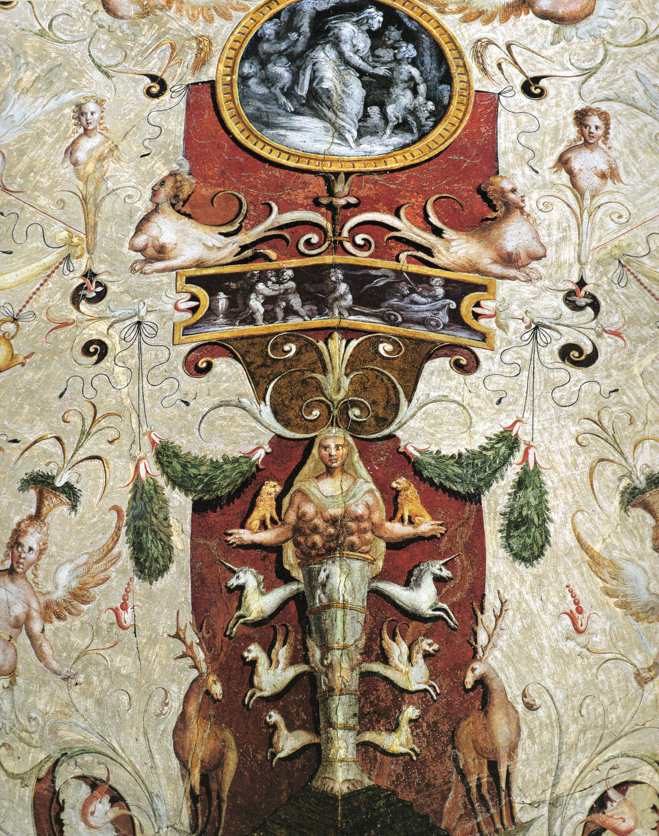 Ein raffiniertes Detail der grotesken Dekorationen, auf die sich die Familie Filippi unter dem Einfluss von Sebastiano spezialisiert hatte. In allen Innenräumen der Palazzina finden wir diese Verbindung zur Kultur der Grotesken, die von großer archäologischer Bedeutung ist und an eine Zivilisation erinnert, die Marfisa hier mit allem möglichen symbolischen Reichtum wiederbeleben möchte.