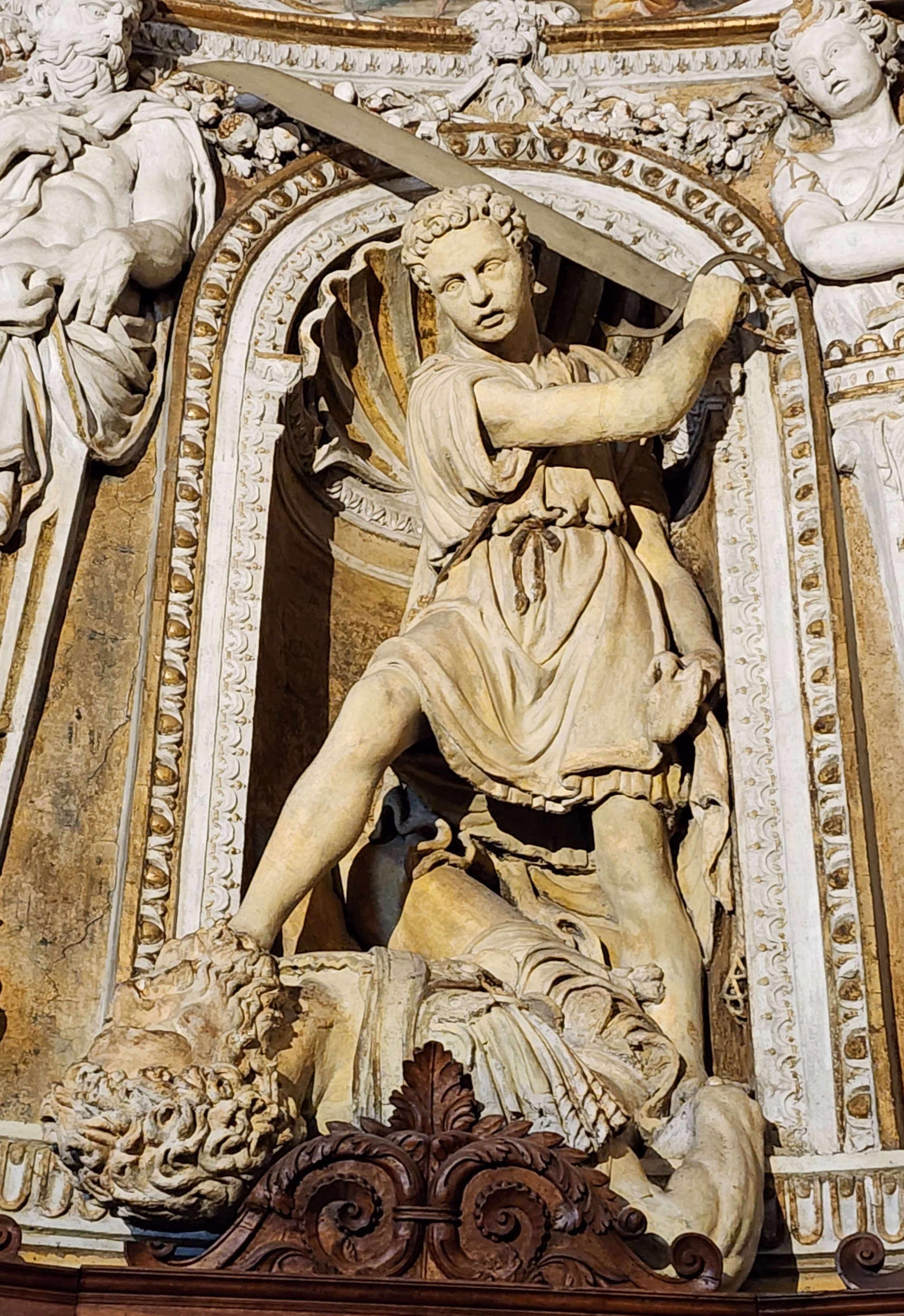 Antonio Abondio, David. Arriba a la izquierda, el telamón que recuerda al Moisés de Miguel Ángel.