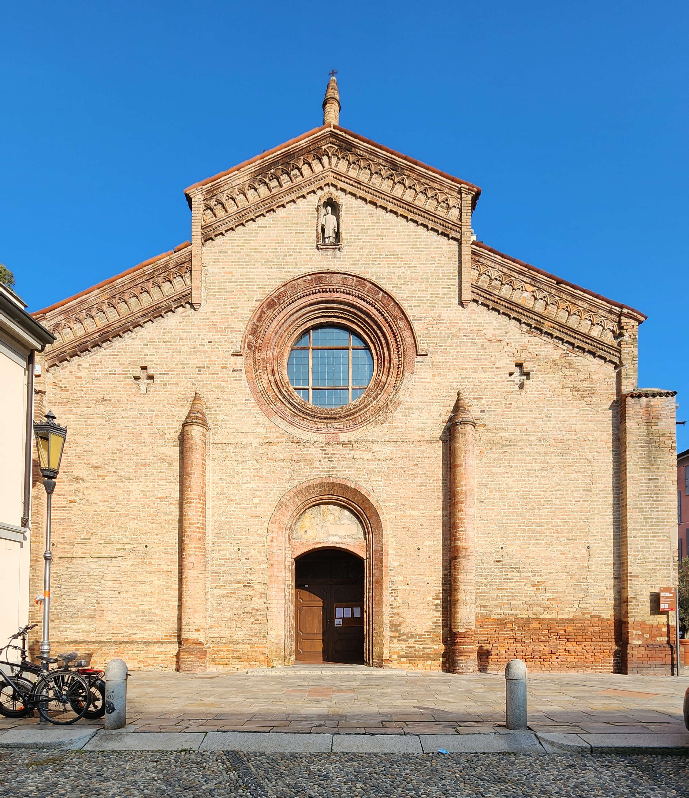 La fachada de la iglesia
