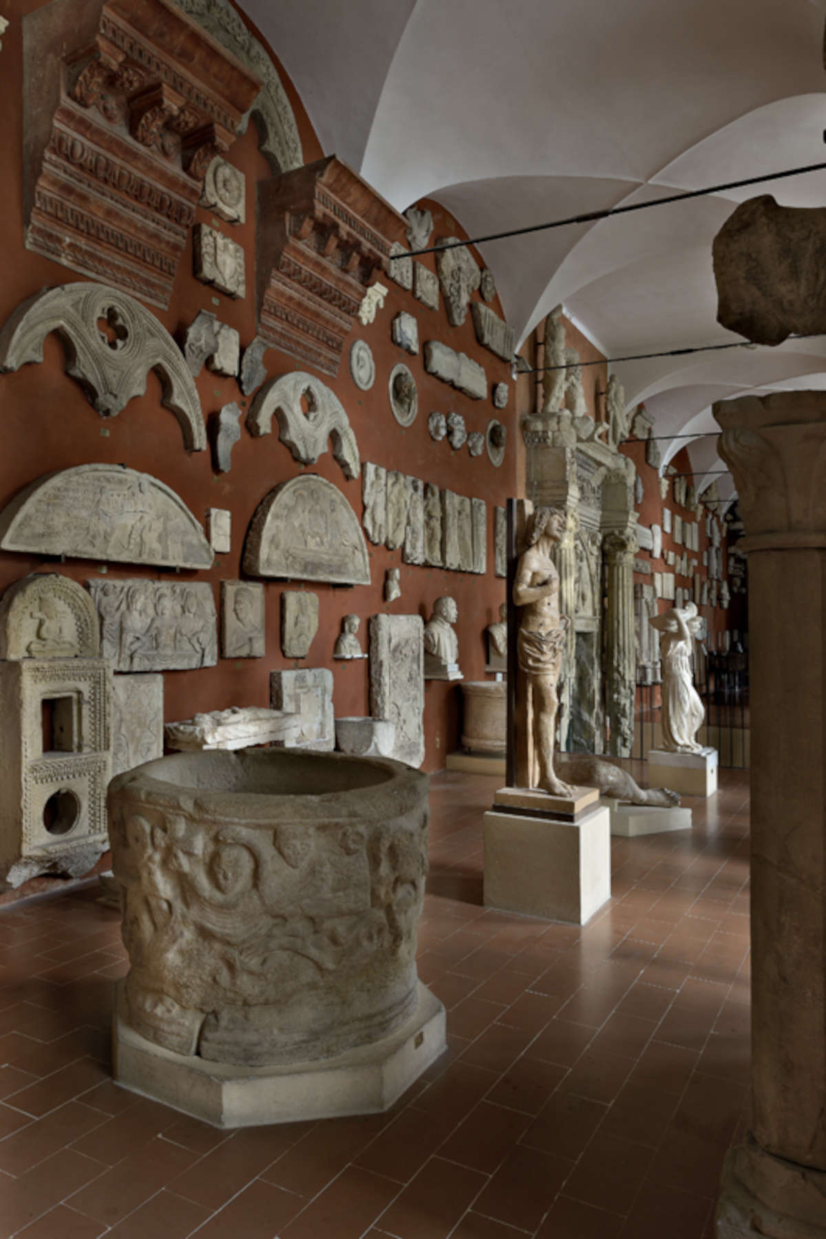Le portique de marbre. Photo : C. Vannini / Musées municipaux de Reggio Emilia
