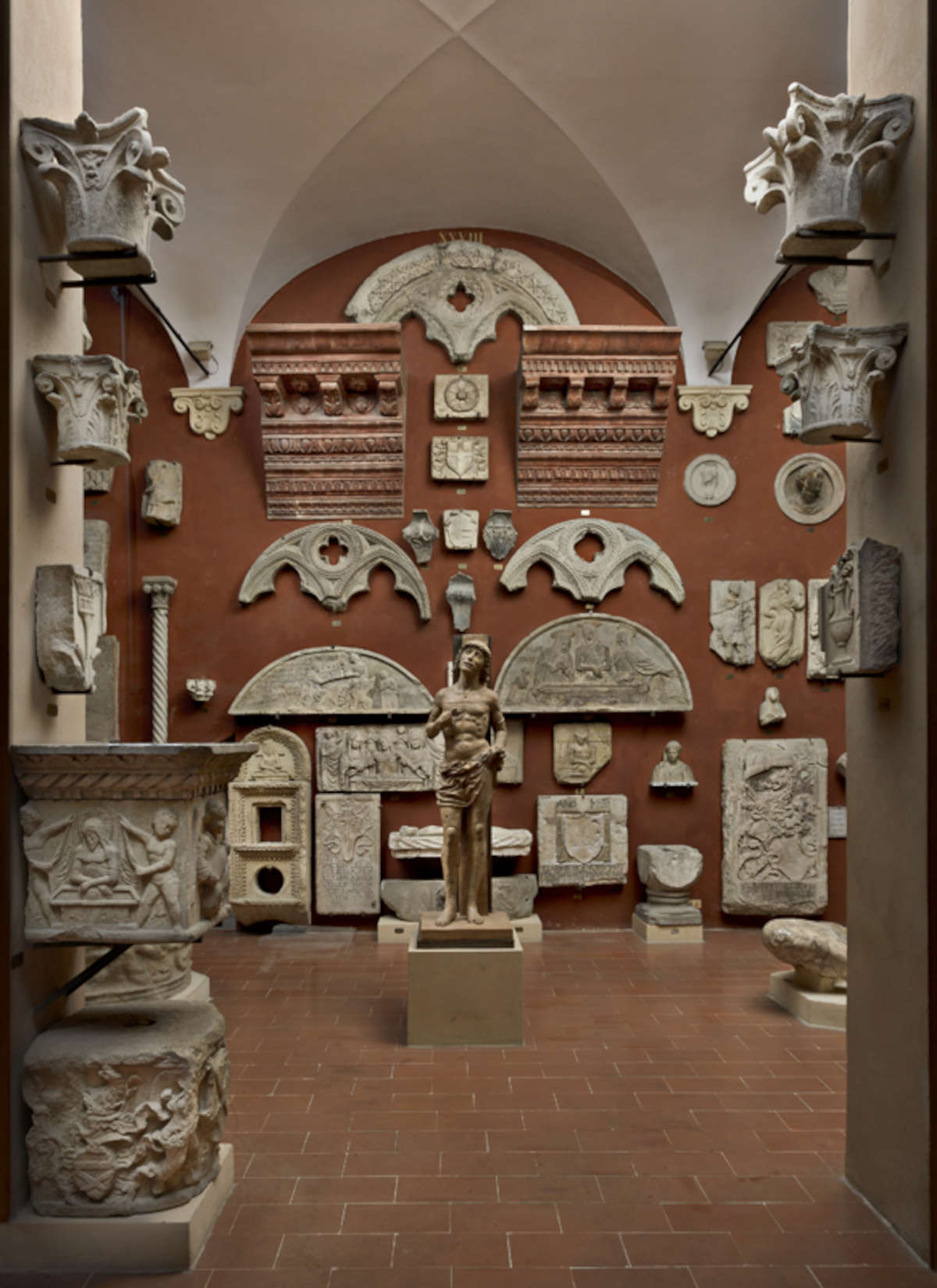 Le portique de marbre. Photo : C. Vannini / Musées municipaux de Reggio Emilia