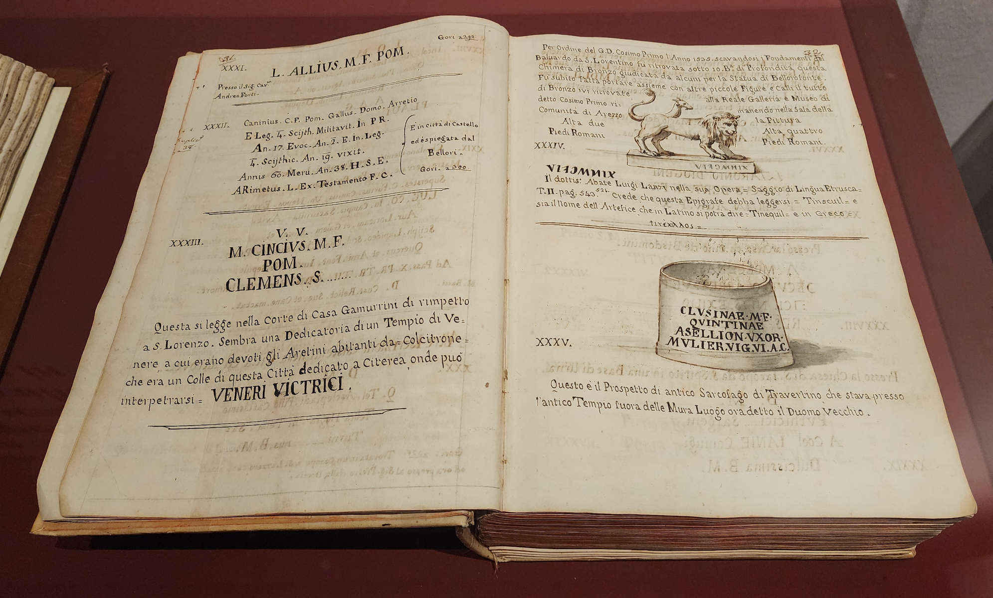 Antonio Albergotti, Copia del cuadro de la Quimera de Arezzo colocado en la Sala delle adunanze del consiglio generale del Comune di Arezzo y de los epígrafes que lo acompañaban (1807; pluma y tinta acuarelada, 305 × 225 × 85 mm; Arezzo, Archivo Estatal de Arezzo, Albergotti, Manuscritos de la Casa Vasari, 18 Inscripciones de Arezzo volumen II mss., c. 32r)