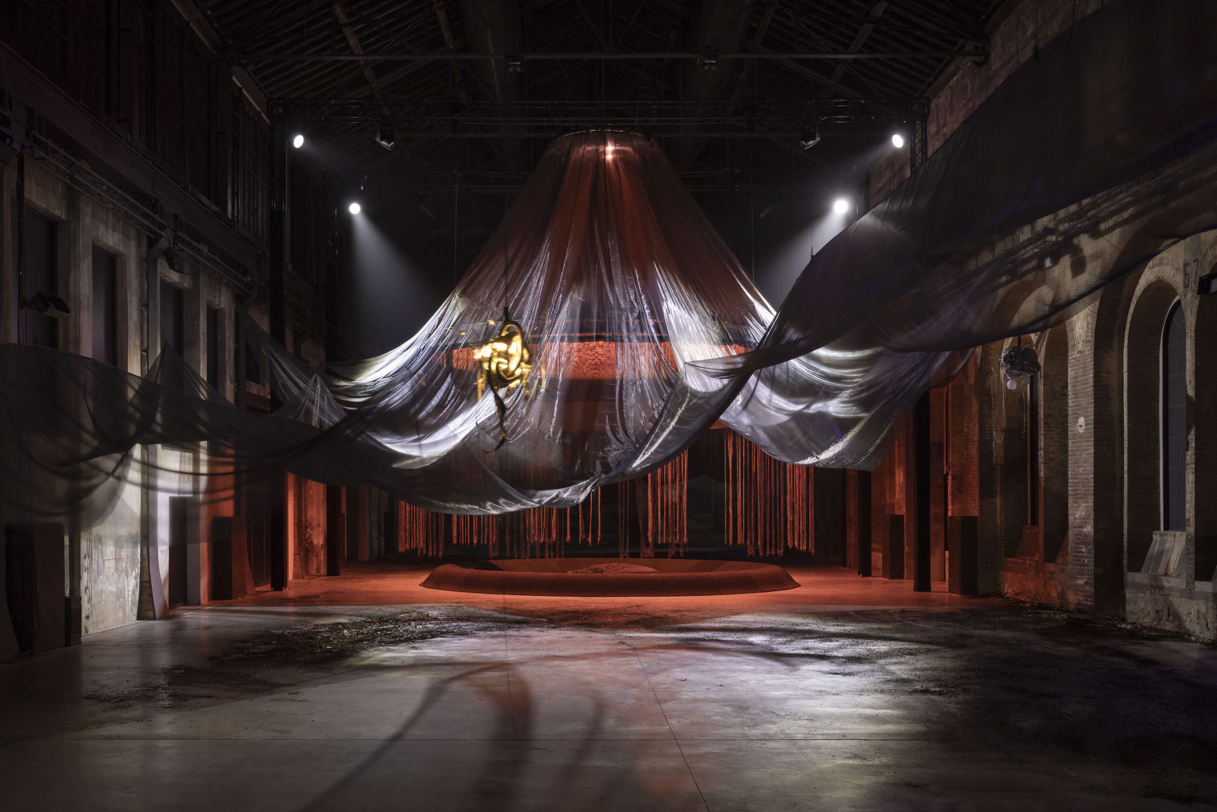 Laure Prouvost, quando l'arte diventa quantistica. Com'è la mostra delle OGR di Torino