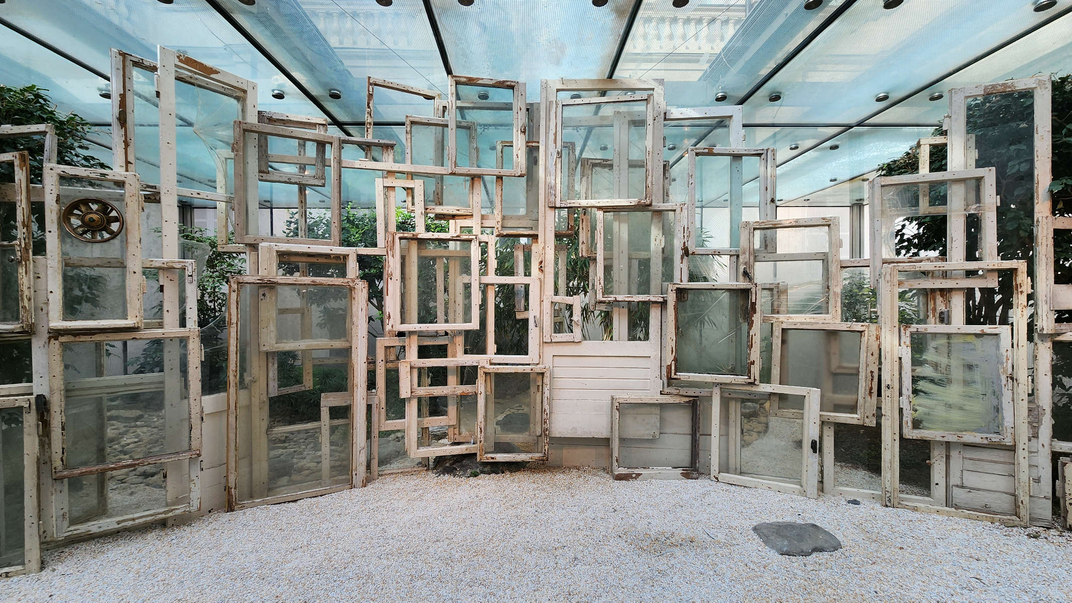 盐田千晴，《内-外》（2019；窗框，尺寸可变）。展览 