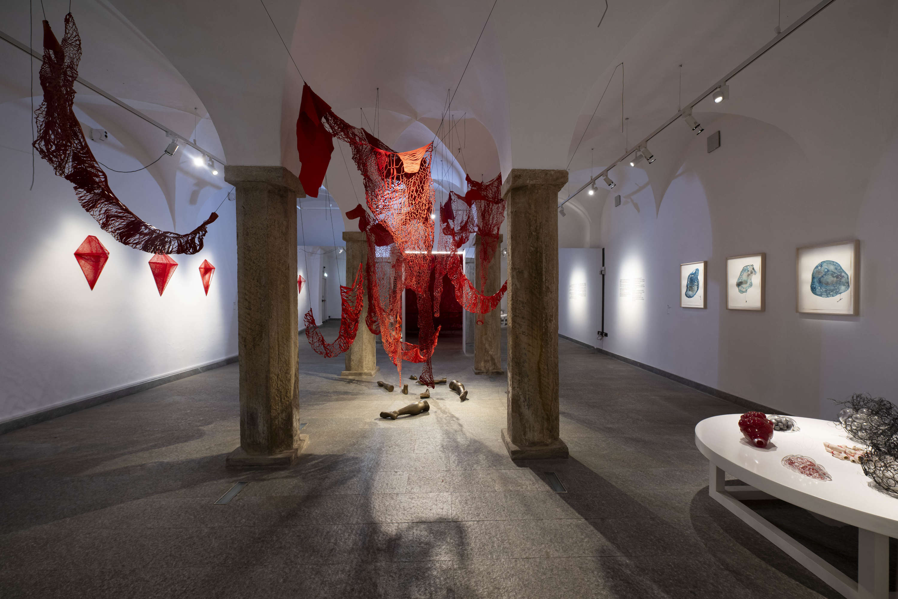 盐田千晴，《走出我的身体》（2019；皮革、青铜，尺寸可变）。展览 