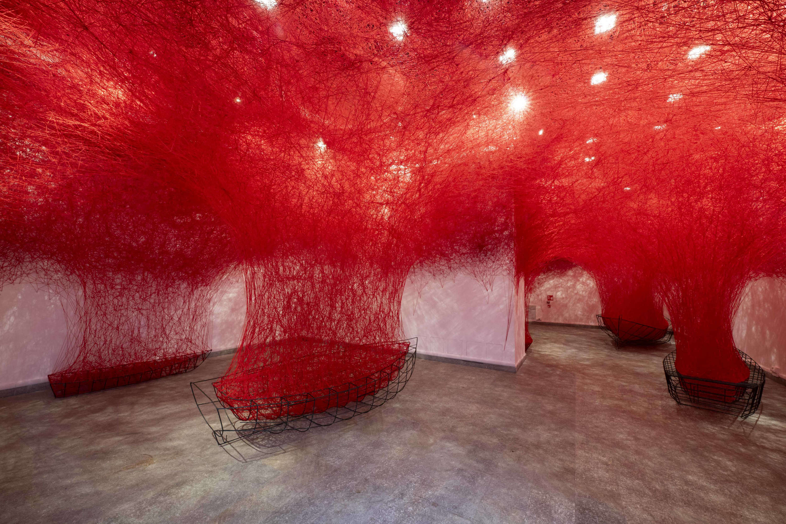 盐田千晴，《不确定的旅程》（2016-2025；金属和羊毛，尺寸可变）。展览 