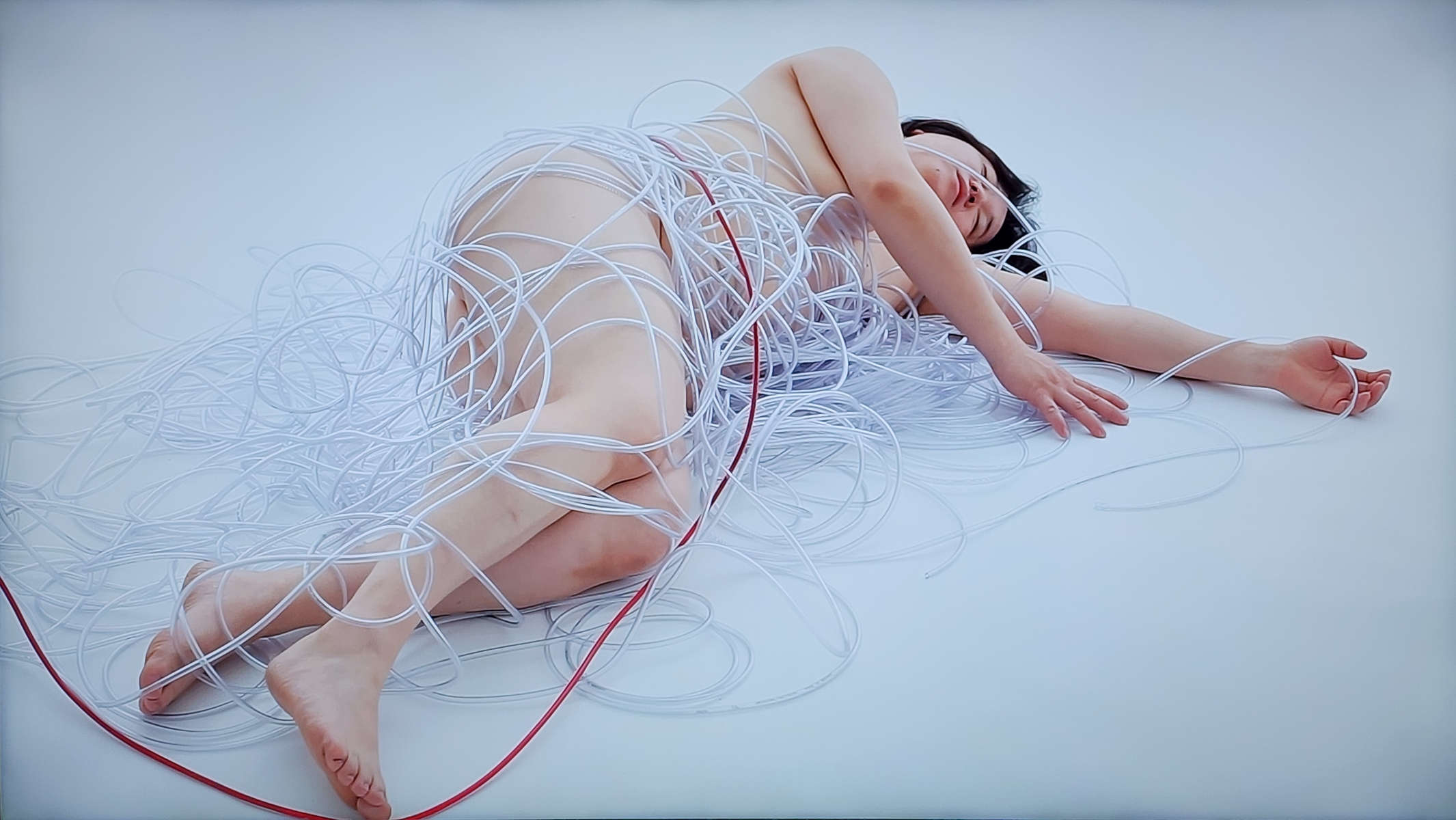 盐田千晴，墙（2010 年；高清视频，彩色，有声，时长 3'39''；艺术家收藏）
