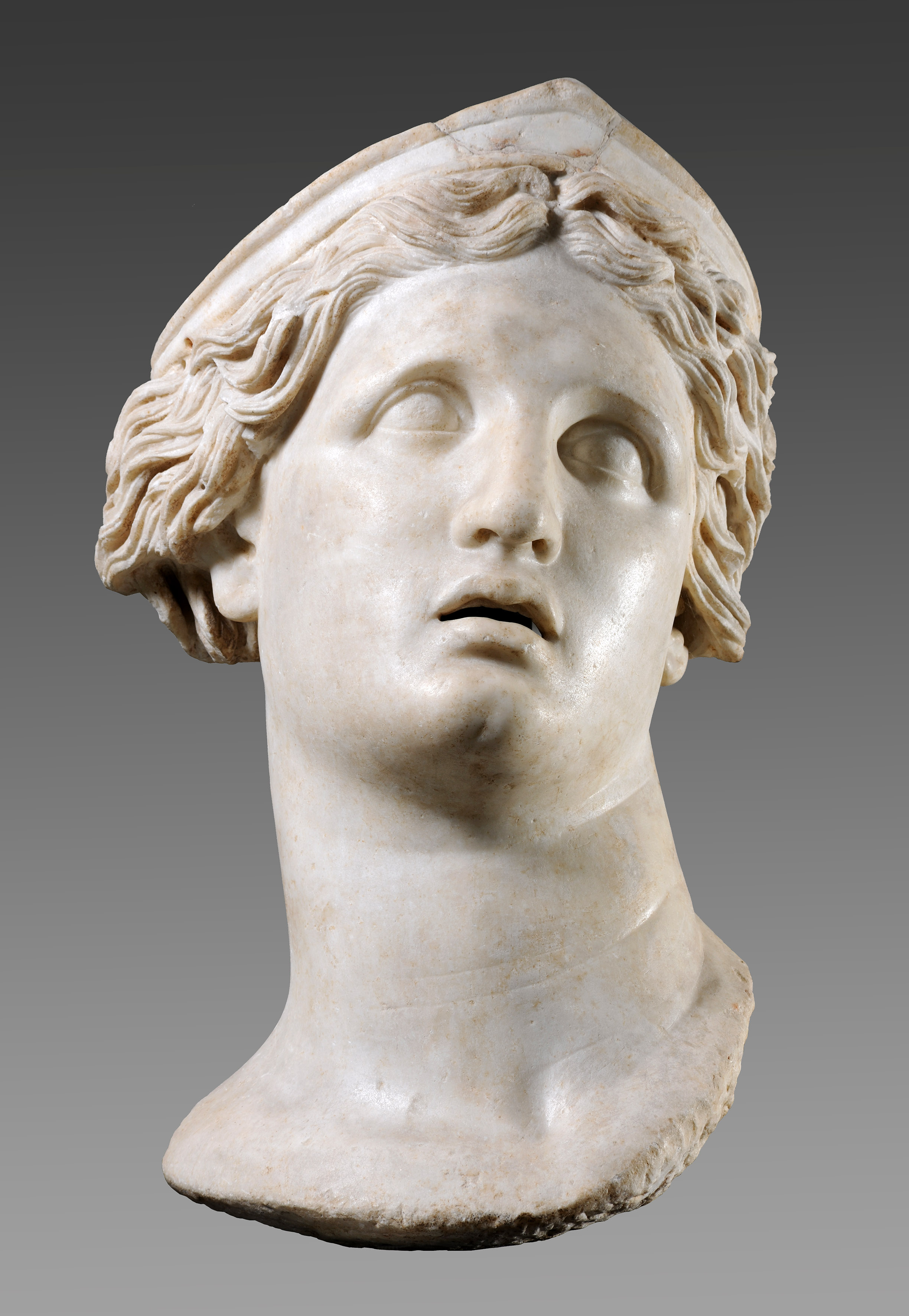 Acrolito de Alba (cabeza femenina colosal) (finales del siglo II a.C.; mármol, 83x47 cm). Por concesión del Mic - Musei Reali, Museo de Antigüedades.
