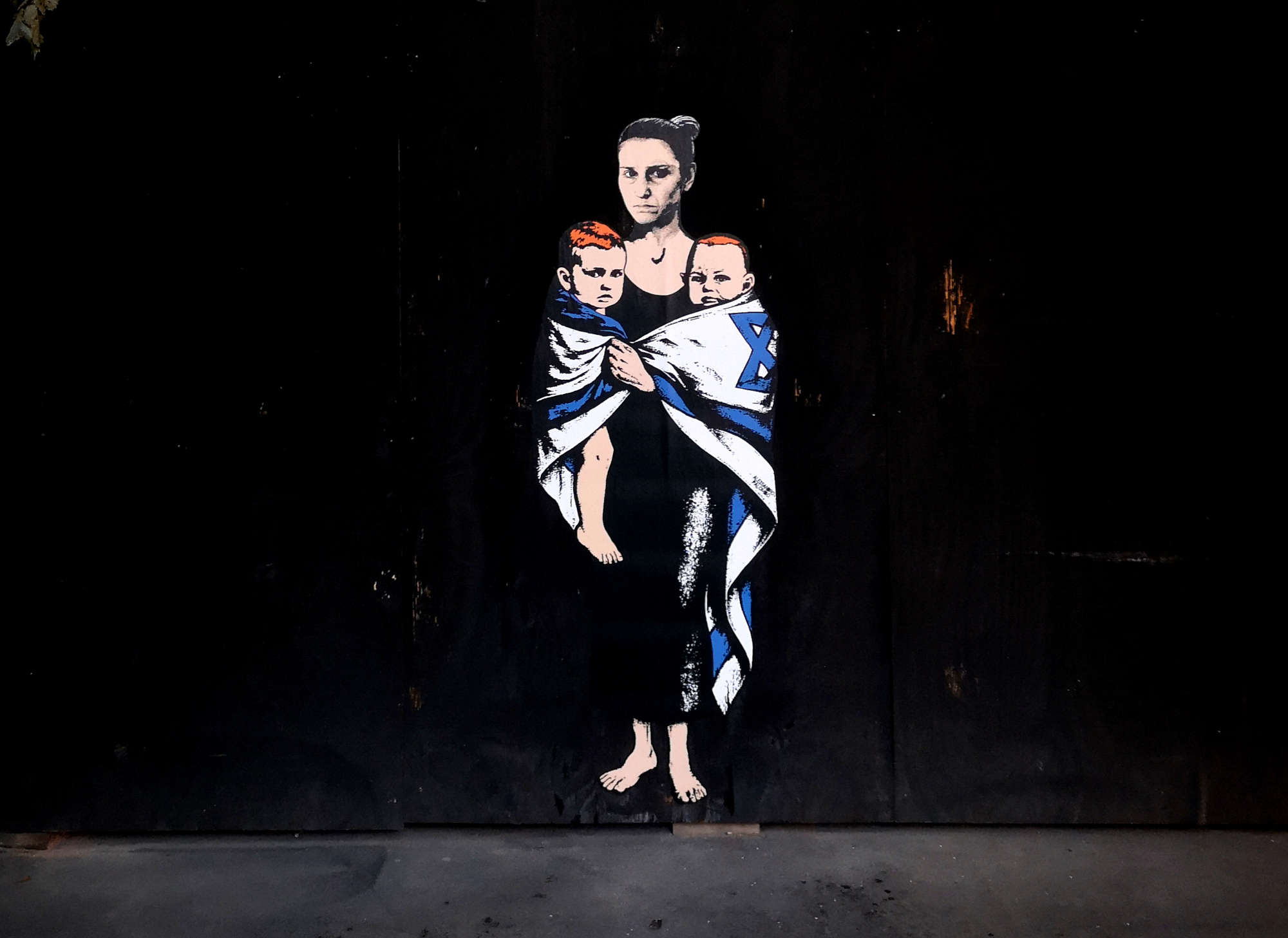 Milano, aleXsandro Palombo lascia un murale per le vittime del 7 ottobre davanti al Consolato del Qatar