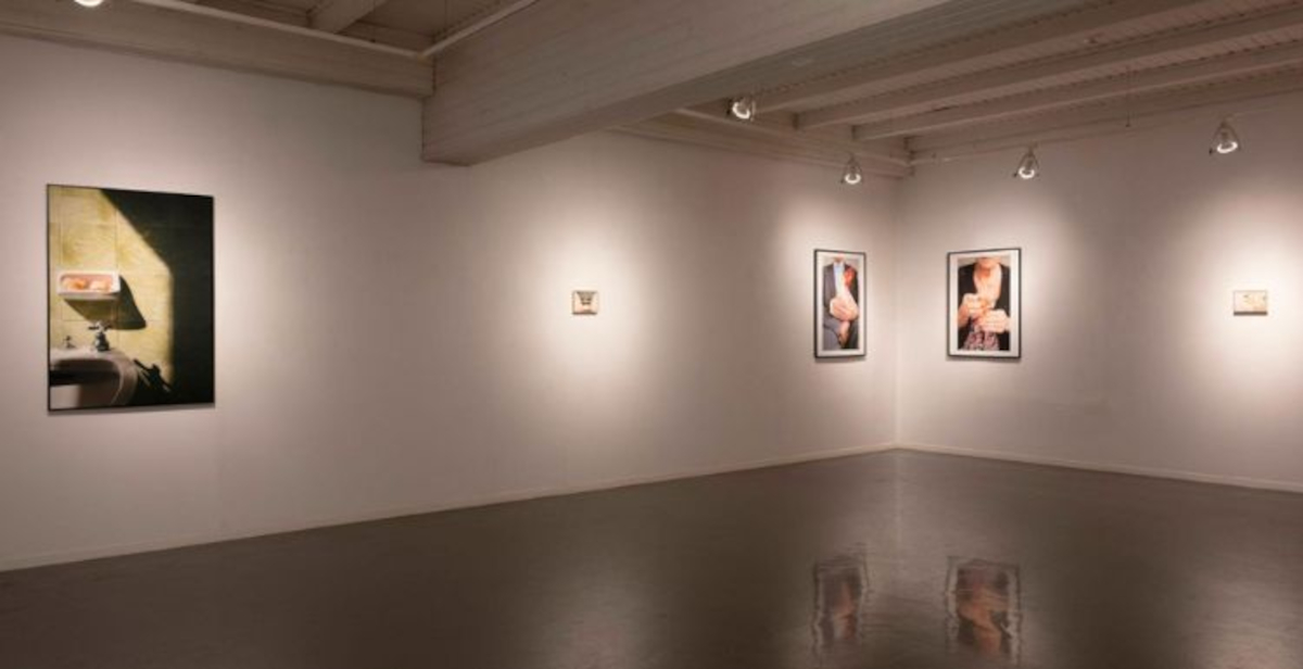 A Cavalese, Trento, la mostra “Tre Atti”: tre artisti tra astrazione, materia e paesaggio