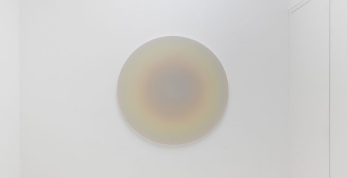 Alla Cadogan Gallery di Milano, Theo Pinto esplora la luce come soglia tra visibile e invisibile