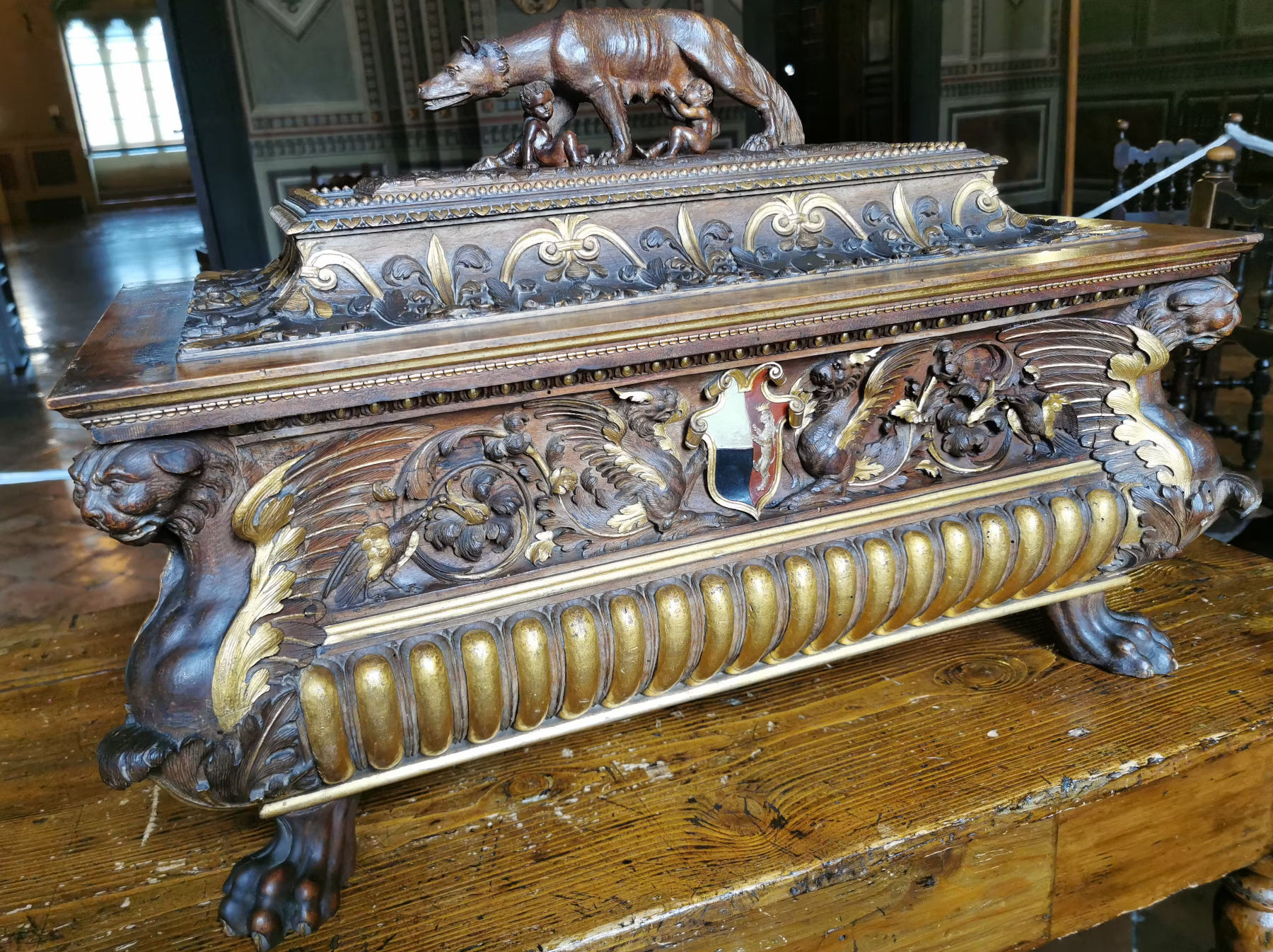 Antonio Barilli, Coffret sculpté et doré (vers 1473-1516 ; Sienne, Museo Civico di Siena) Photo : Museo Civico di Siena