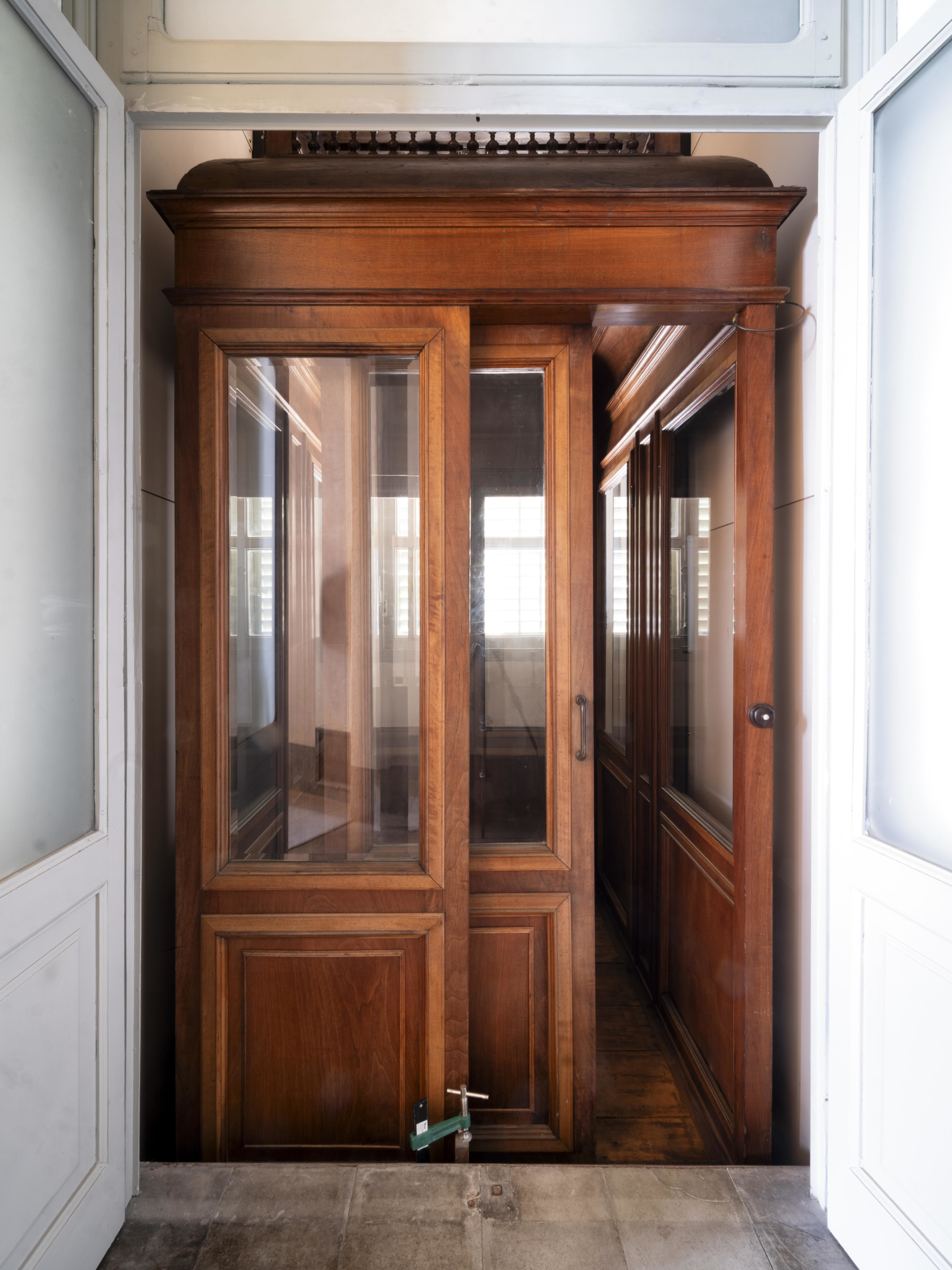 Ascensor histórico (Stigler Mechanical Workshops, hacia 1905; madera tallada, torneada, vidrio esmerilado, baquelita y hierro, 303 x 153 x 220)