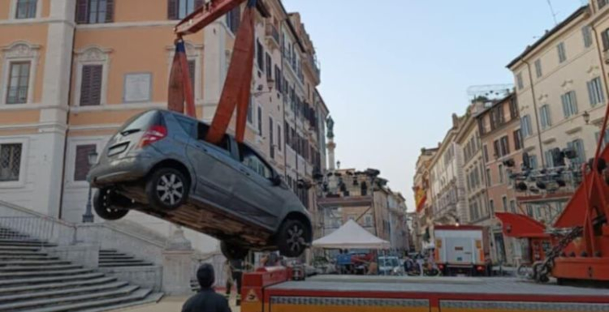 Roma, auto sulla scalinata di Trinità dei Monti: 80enne alla guida, monumento salvo