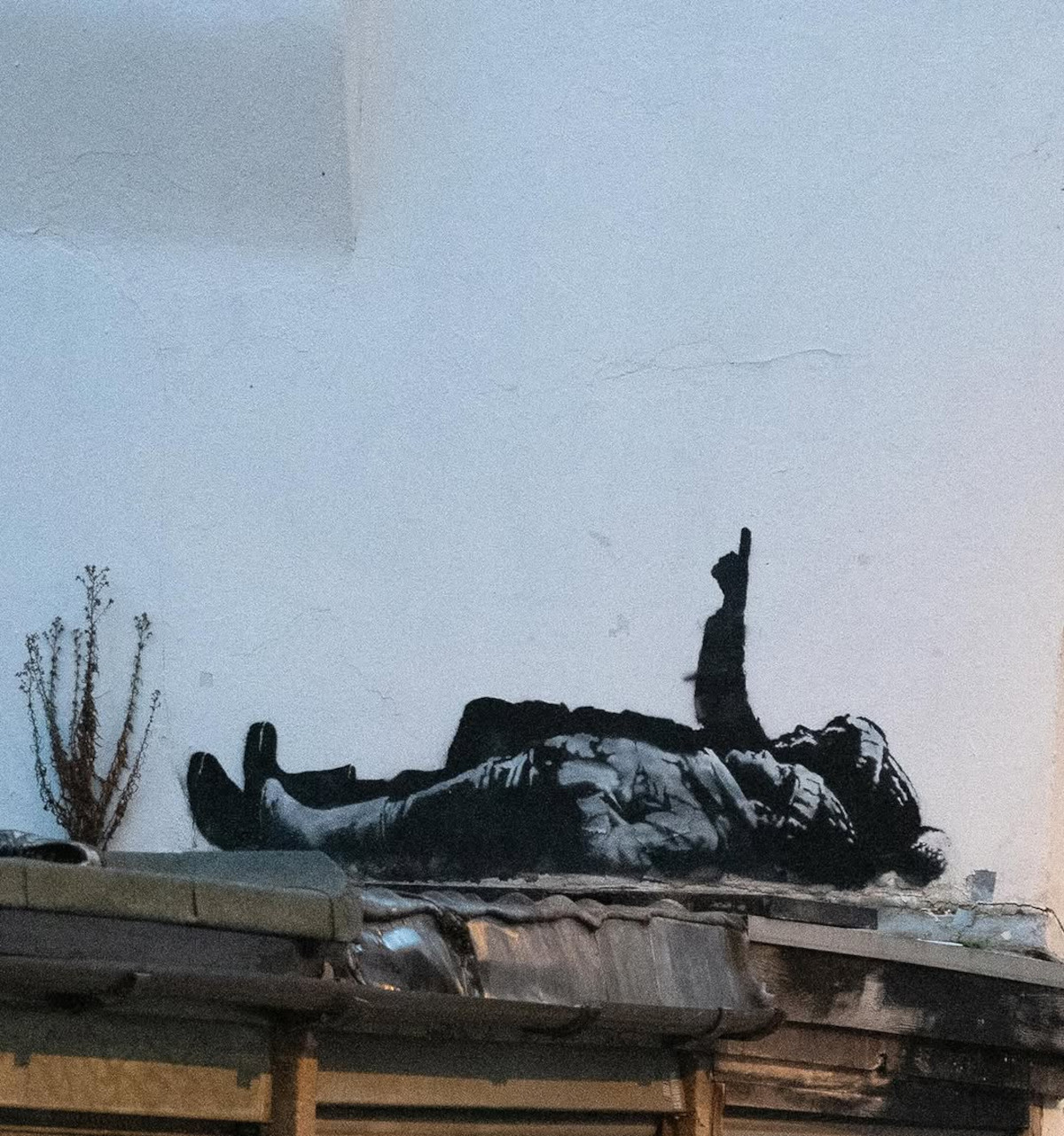 Banksys neues Straßenkunstwerk an einer Wand in Queen's Mews im Stadtteil Bayswater. Foto: Instagram/Bansky Profil