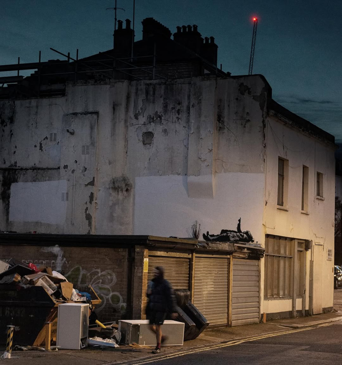 Banksys neues Straßenkunstwerk an einer Wand in Queen's Mews im Stadtteil Bayswater. Foto: Instagram/Bansky Profil