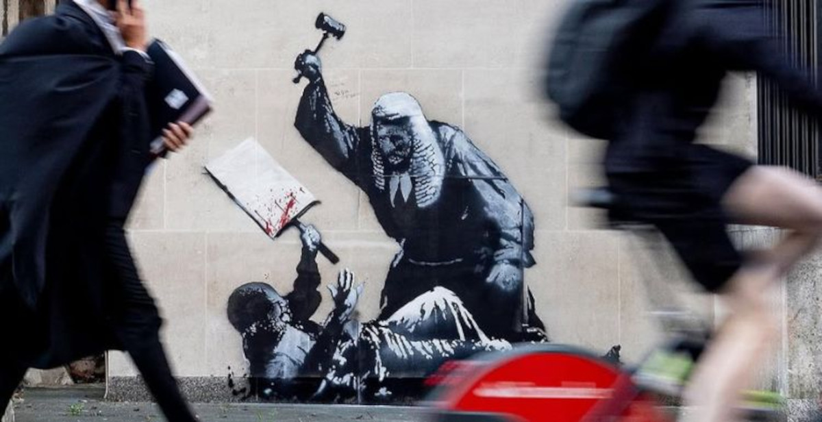 Banksy, il murale del giudice violento a Londra sarà rimosso dal Queen’s Building