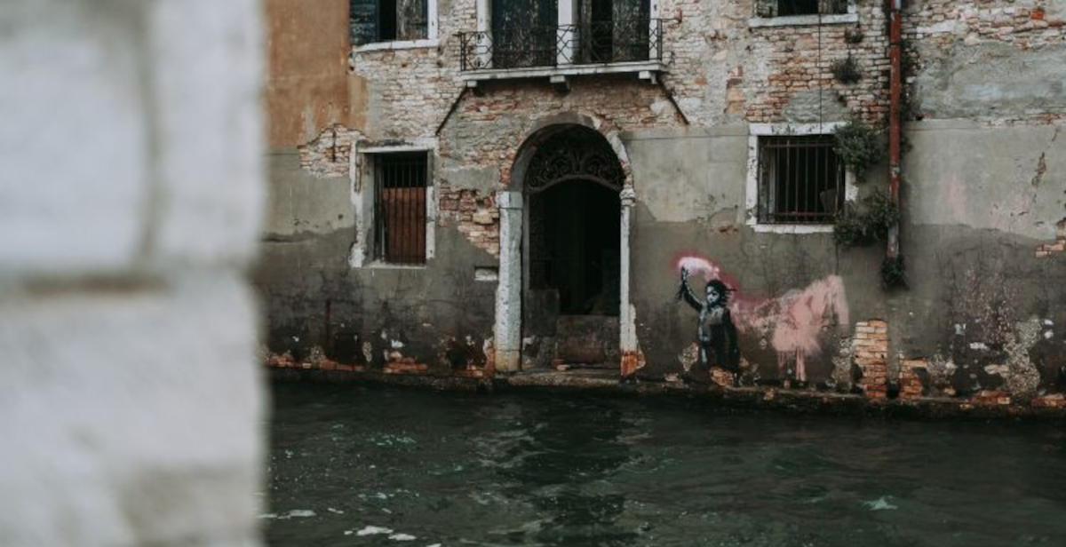 È stato completato il salvataggio del murale di Banksy a Venezia