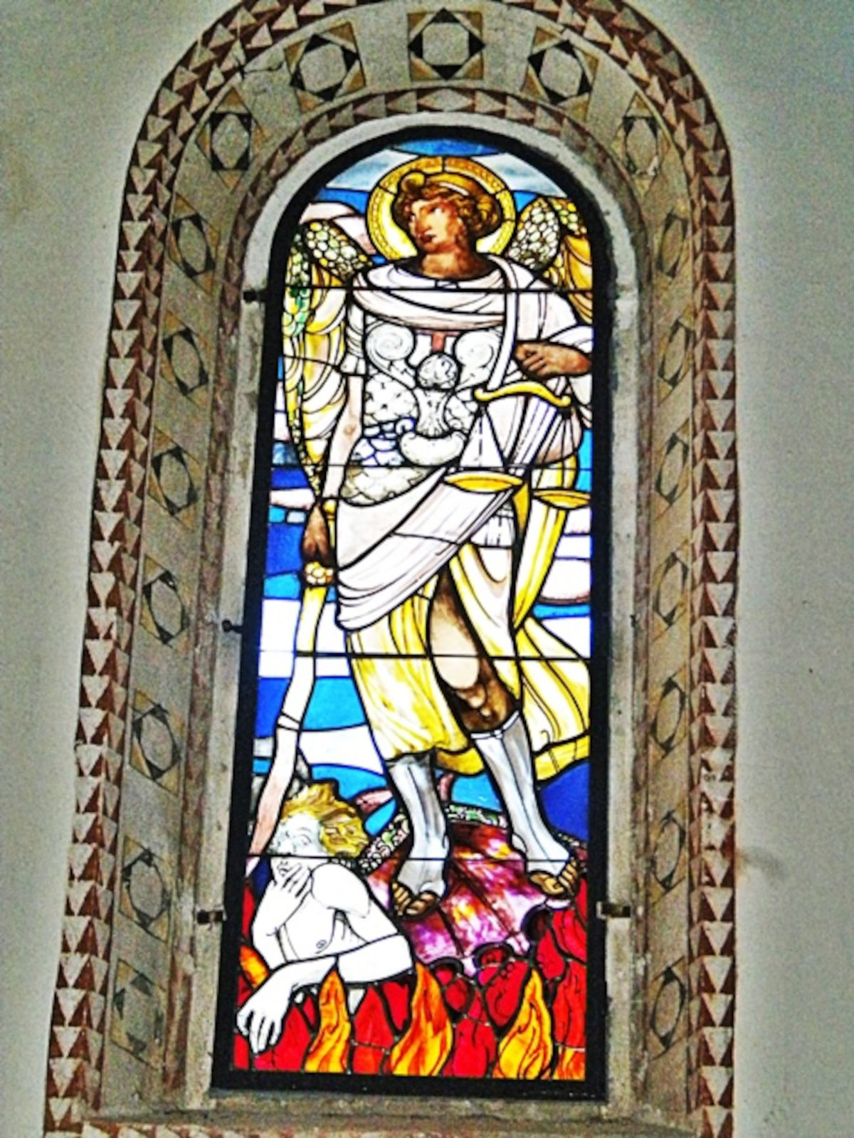 Barberino di Mugello, Pieve di San Michele Arcangelo, stained glass window. Photo: Wikimedia Commons - Tuscanycalling