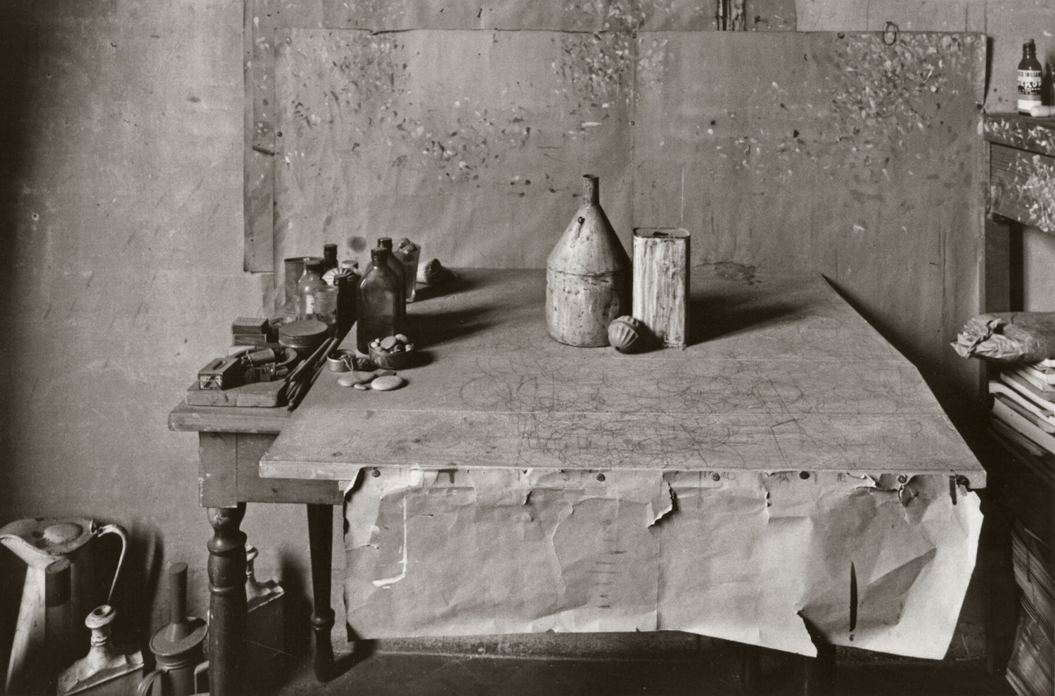 Gianni Berengo Gardin fotografa lo studio di Giorgio Morandi: gli scatti in mostra a Perugia