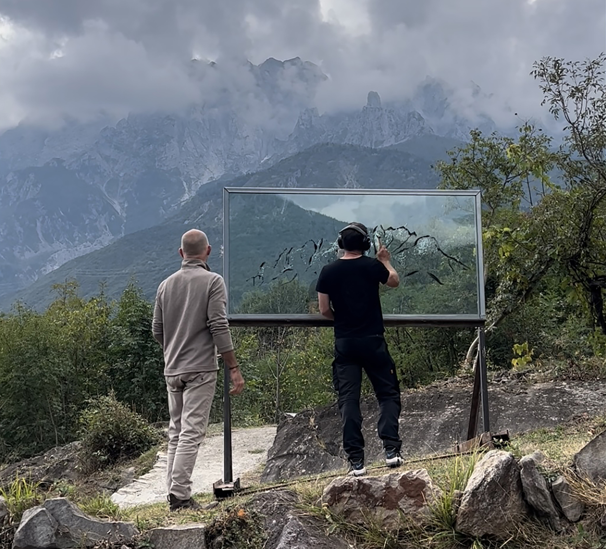 Val Camonica, il borgo di Bienno, poco distante dalle incisioni rupestri, si trasforma in un borgo di artisti