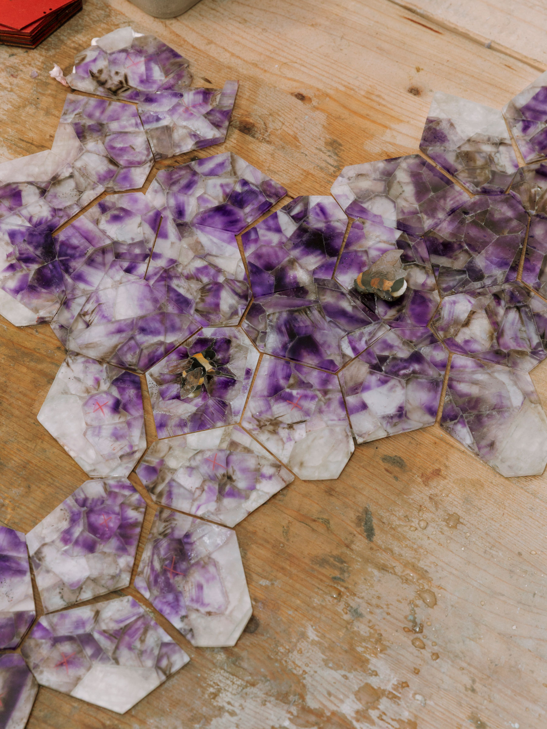 Atelier Terre, Bougainville : décoration murale articulée en commesso florentin soutenue par des modules en laiton reliés par des charnières vissées. Pierres : améthyste, cristal de roche, jaspe et calcédoine de Volterra, quartz rutilé.