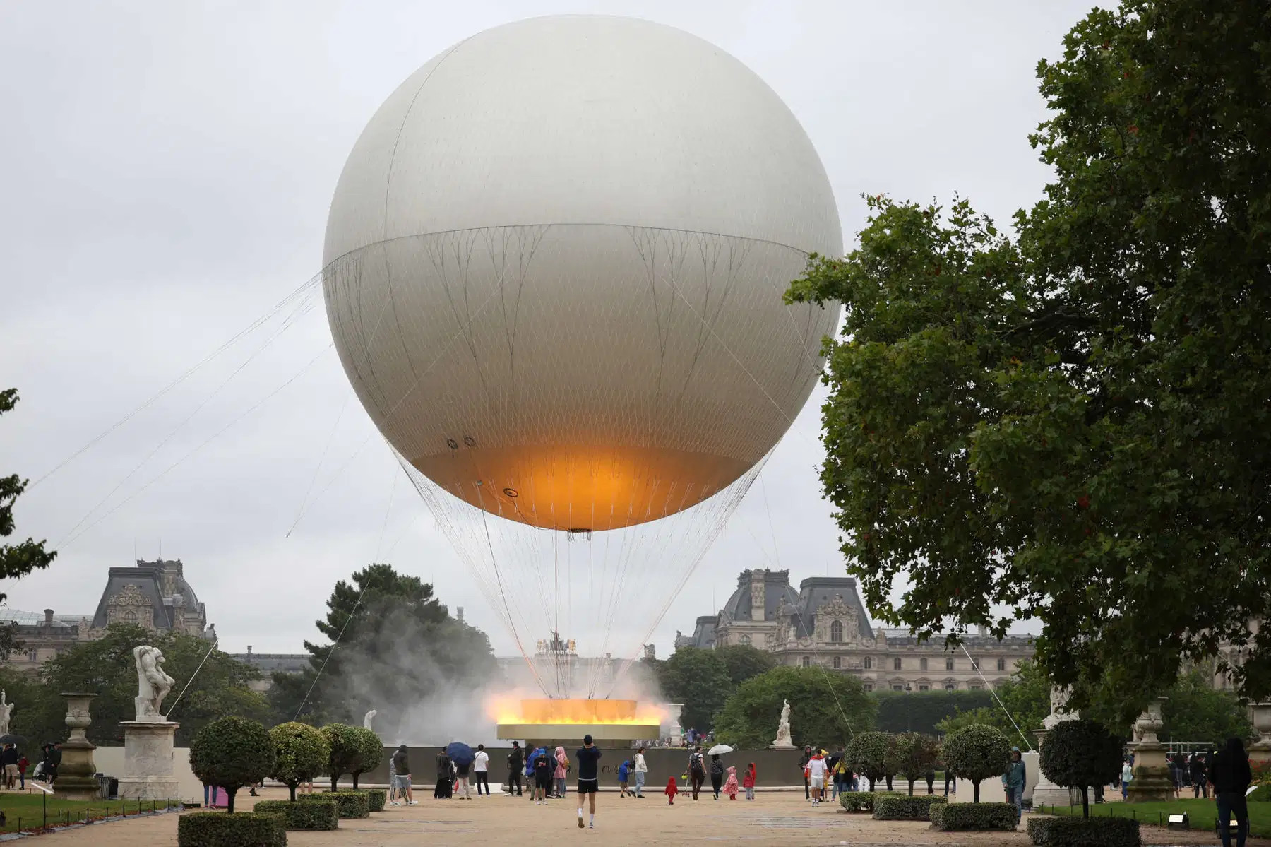 A Parigi la mongolfiera olimpica, completamente elettrica, torna a volare per tutte le estati fino al 2028