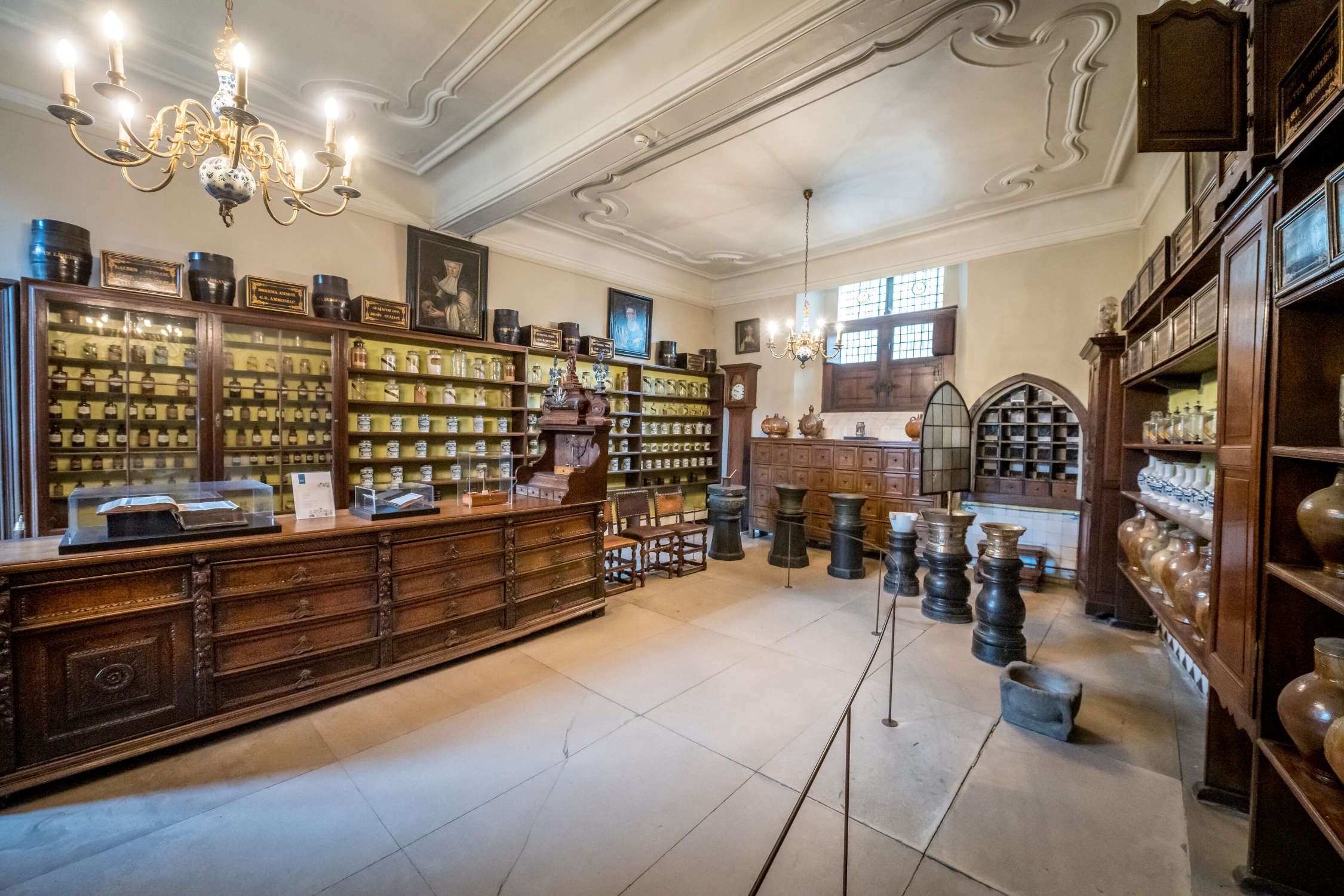 La pharmacie de la Sint-Janshospitaal. Photo : Visit Bruges / Jan Darthet