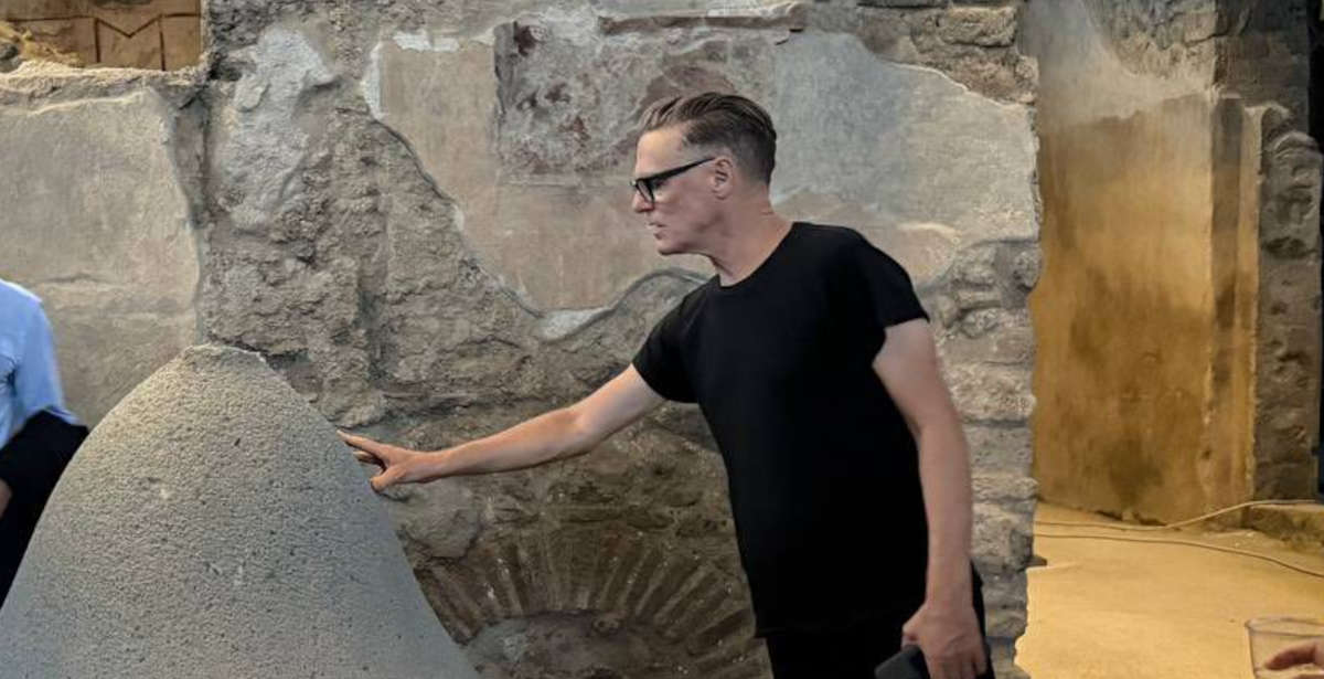 Bryan Adams visita Pompei: “Sto camminando nella storia: meraviglioso!”