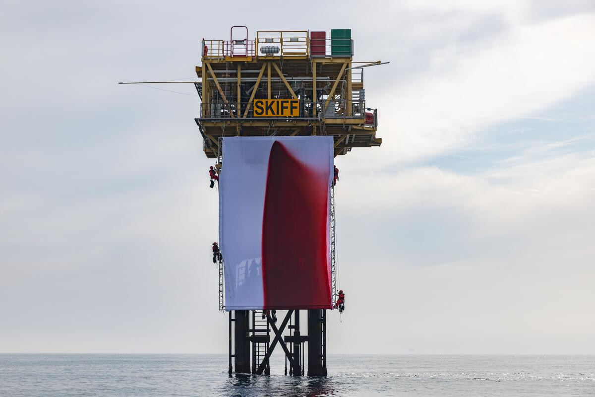 Installata su piattaforma Shell un'enorme opera inedita di Anish Kapoor contro industria dei combustibili fossili