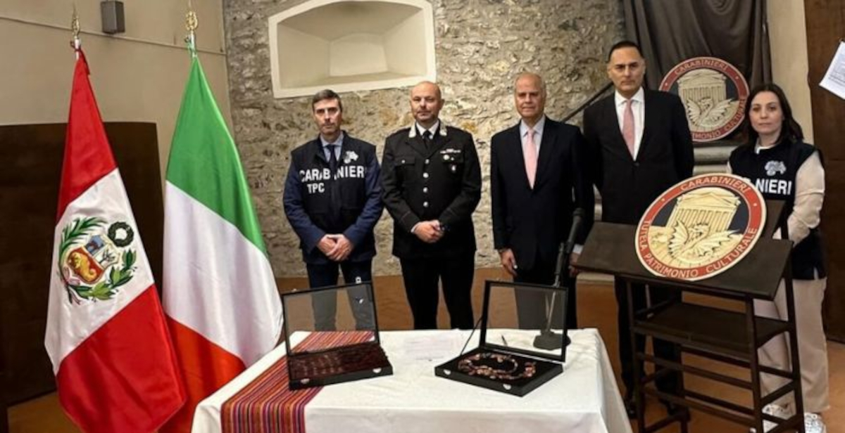 Genova, turista torna dal Sudamerica e scopre di avere reperti Nasca e Chiribaya: restituiti al Perù