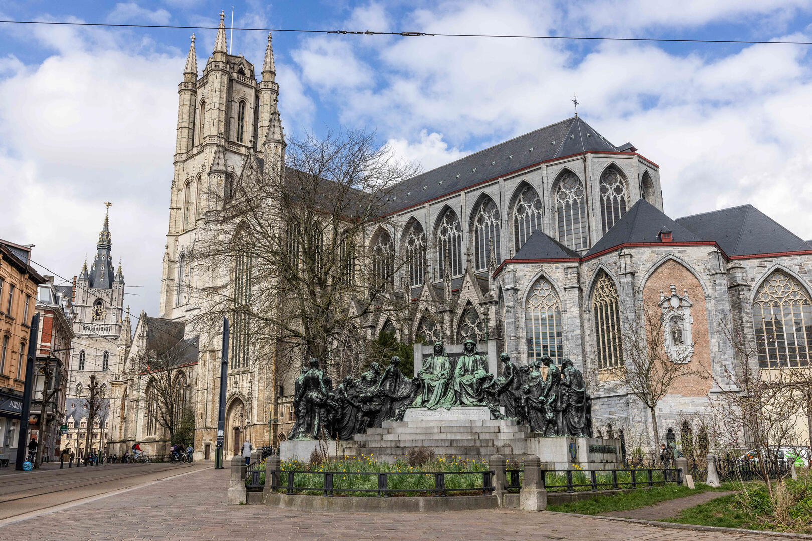 St. Bavon Cathedral with the monument to the Van Eyck brothers. Photo: Stad Gent - Dienst Toerisme