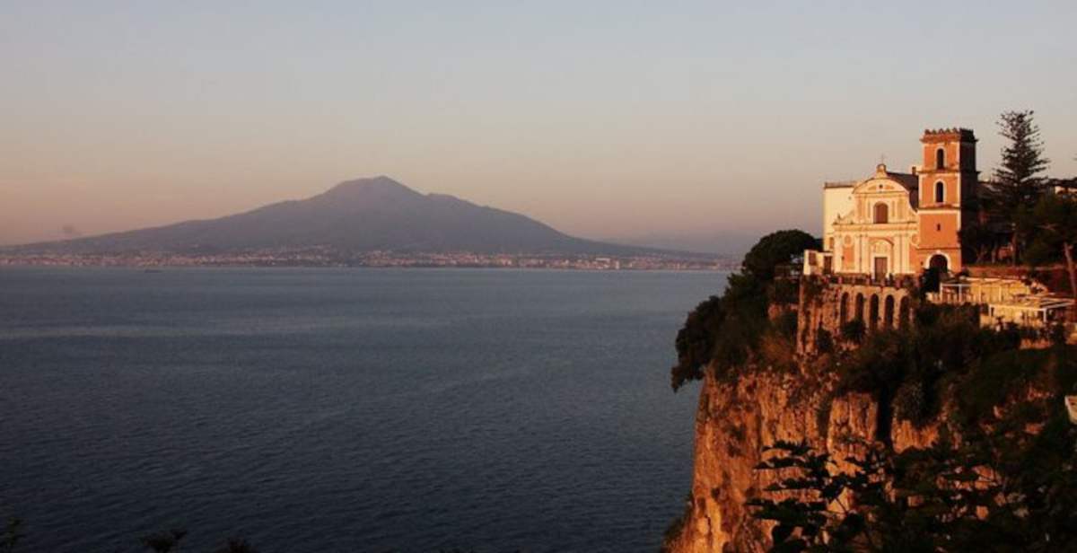 Fumogeni al matrimonio, danneggiata la Cattedrale di Vico Equense: denunciati gli sposi